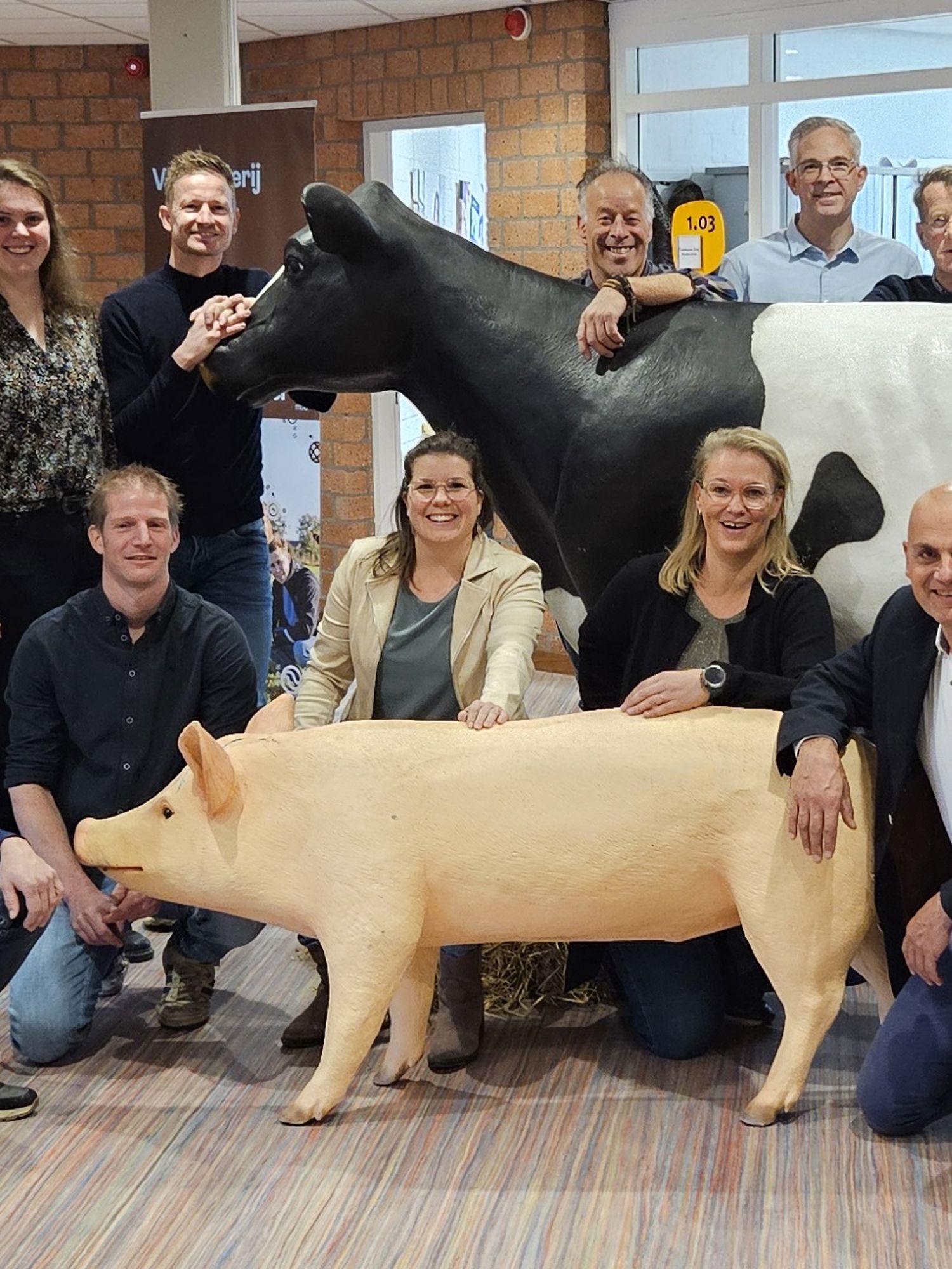 Drie studenten voeren wateronderzoek uit