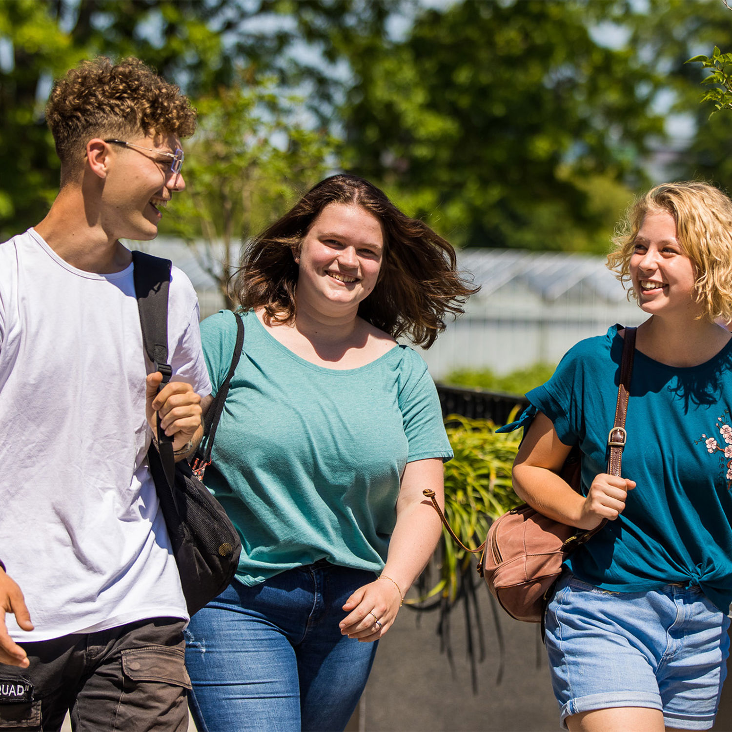 Onze vakdocent Duncan buiten bij een groep eenden