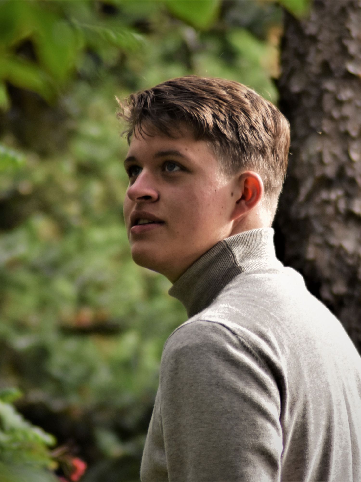 Meisje zittend op een bank voor kluisjes