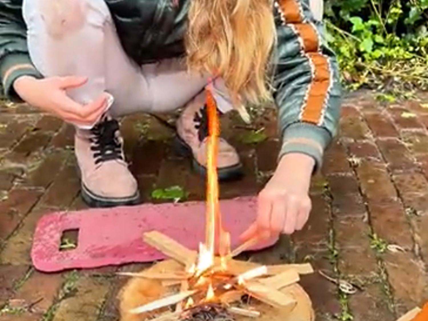 Leerling lachend voor een boekenkast