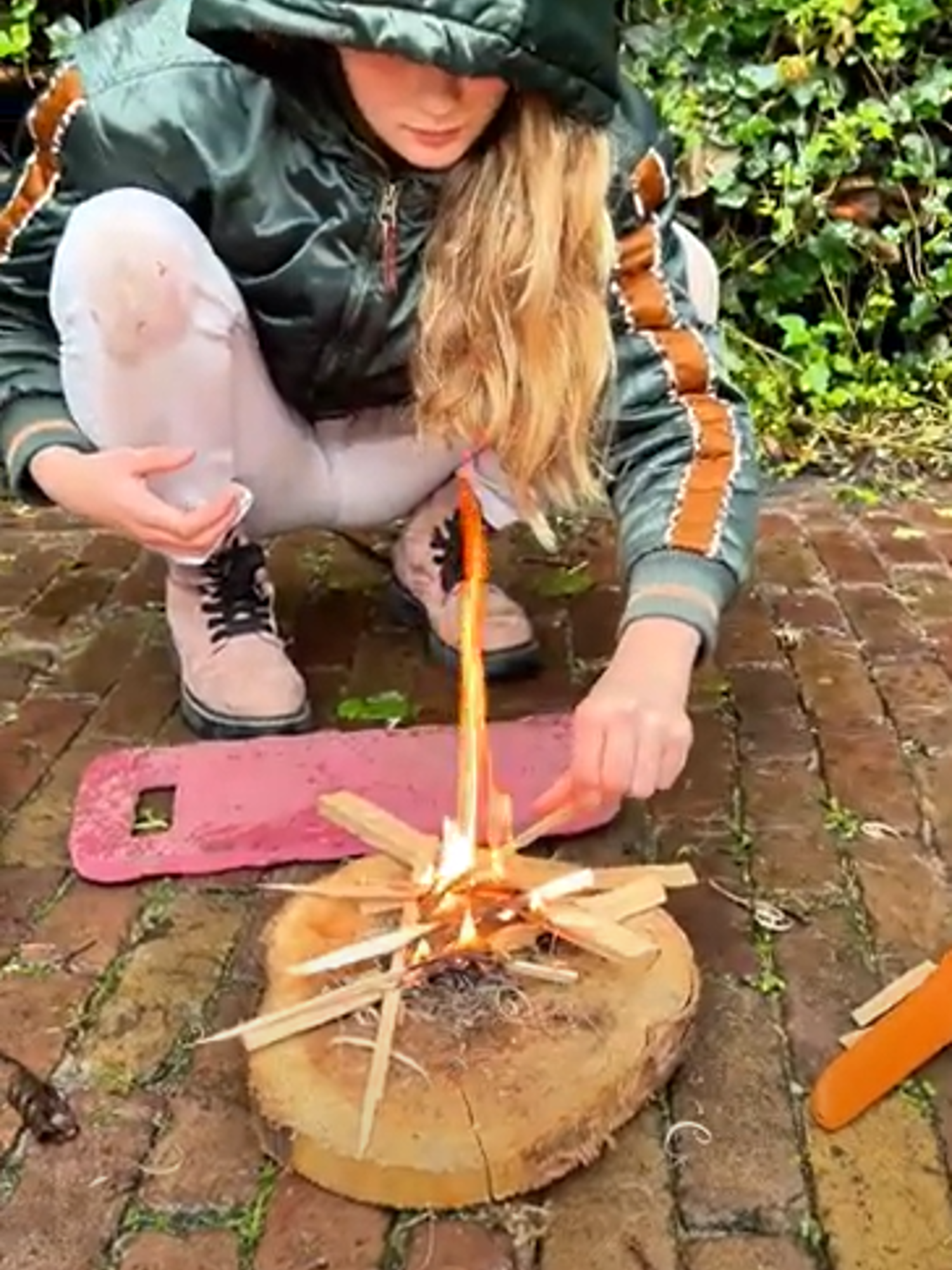 Docent van Yuverta vmbo Eindhoven neemt een vlog op met zijn eigen telefoon