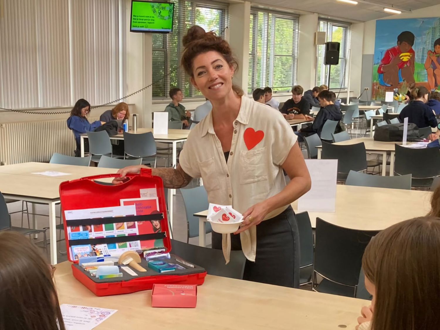 Leerling kust de neus van een paard