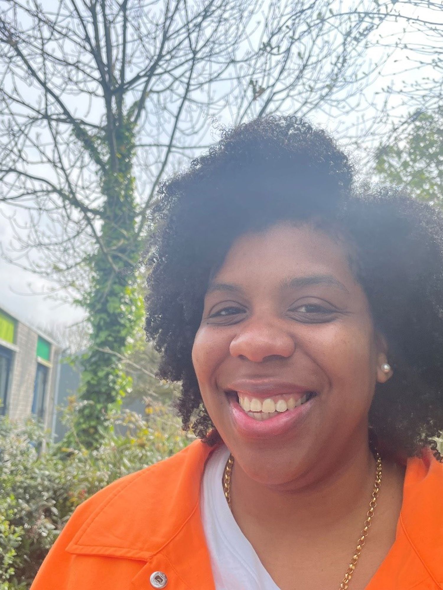 Meisje zittend op een bank voor kluisjes