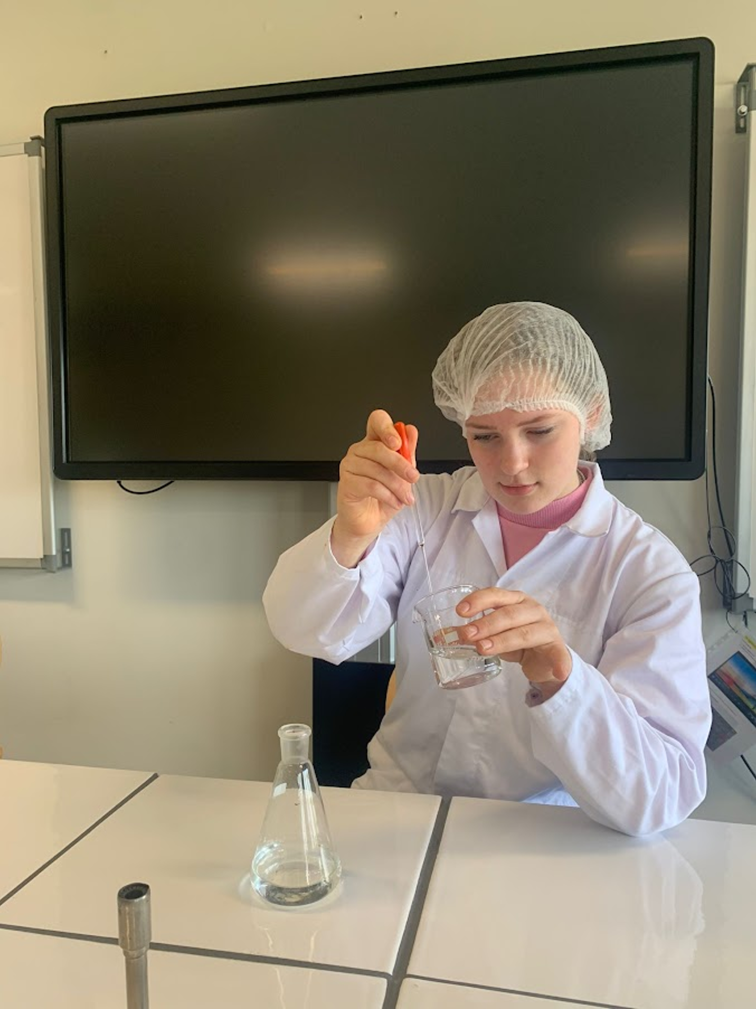 Meisje zittend op een bank voor kluisjes