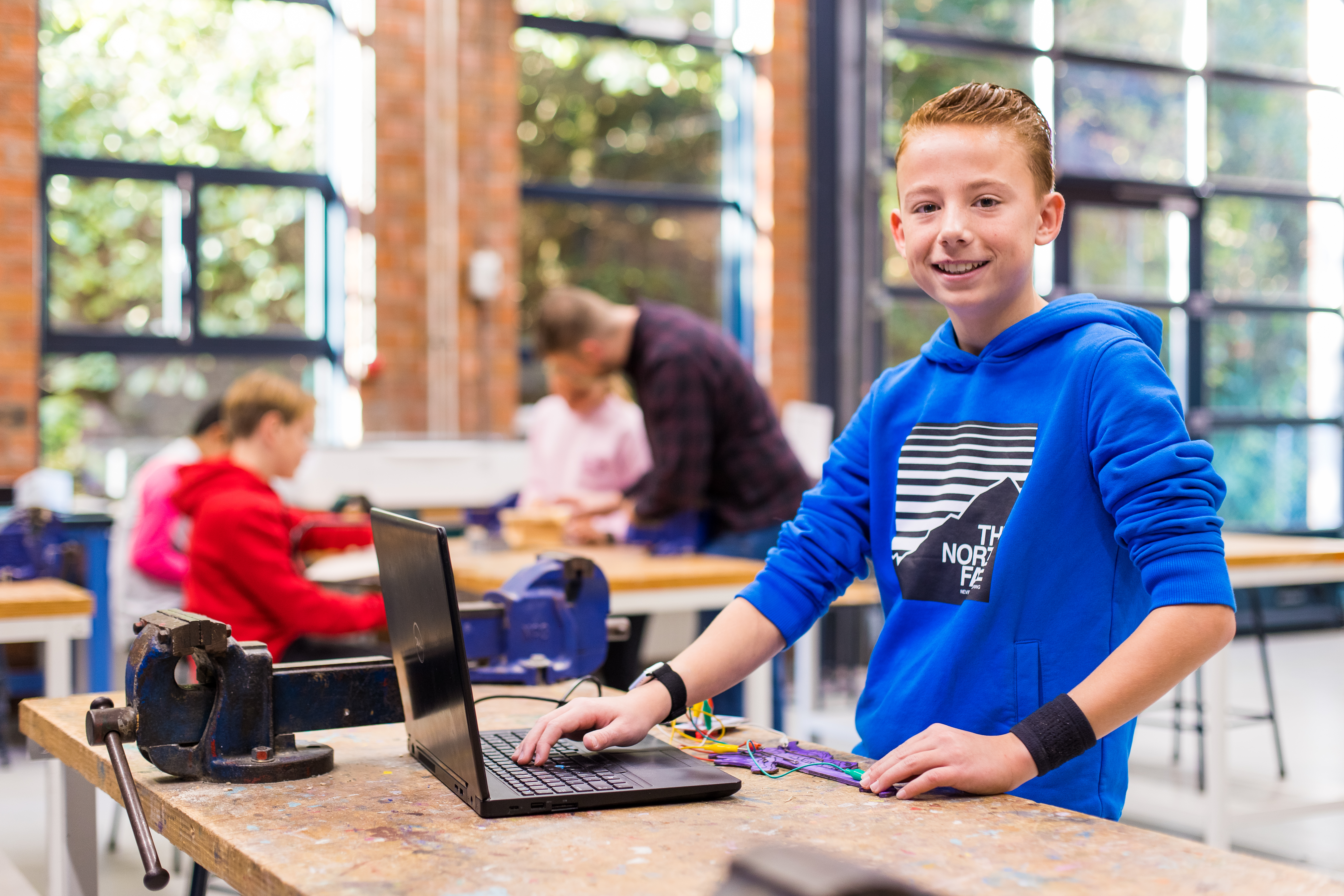 Meisje zittend op een bank voor kluisjes