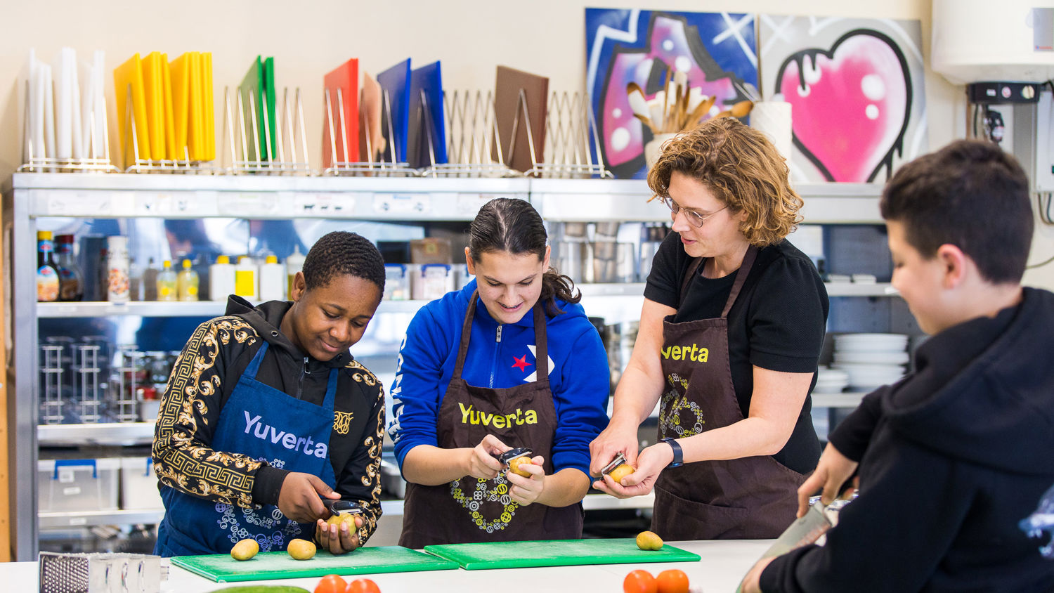 Meisje zittend op een bank voor kluisjes