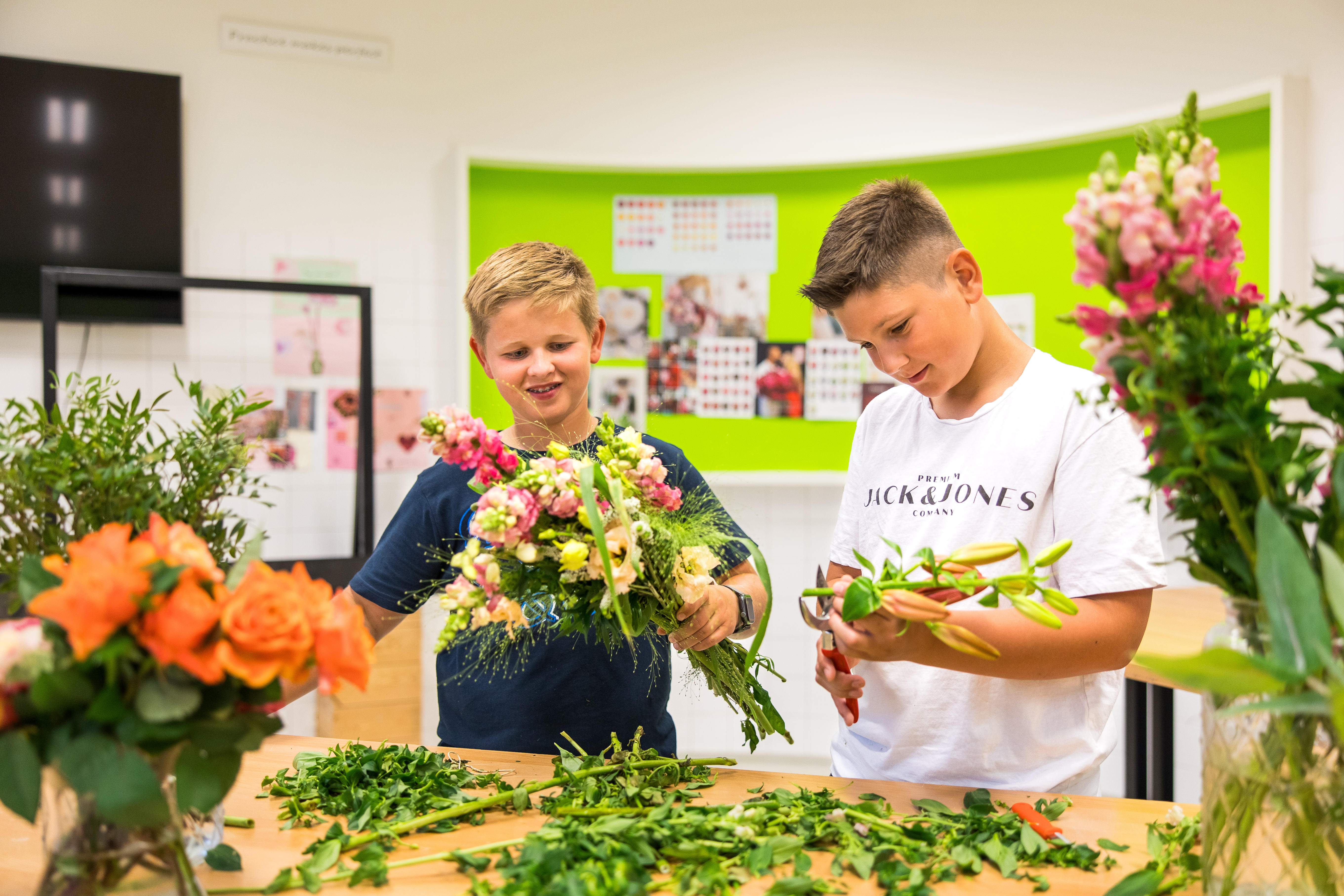 Meisje zittend op een bank voor kluisjes
