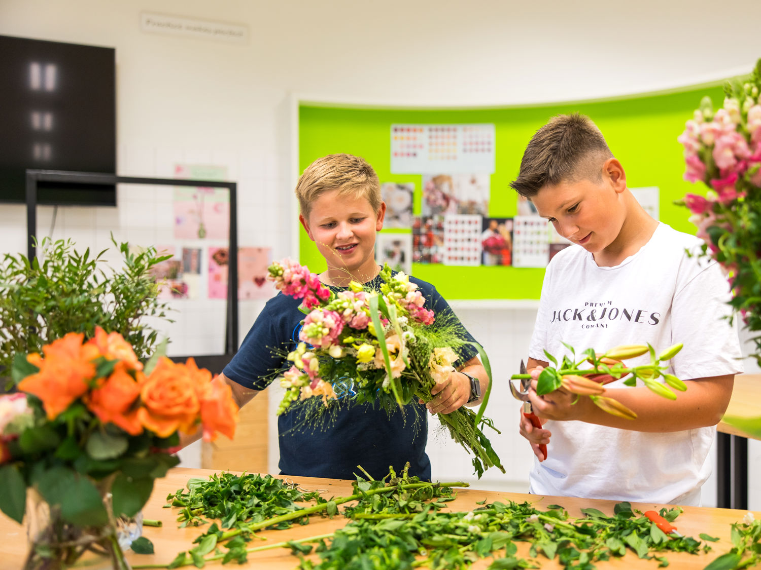 Drie dierenartsen met een hond