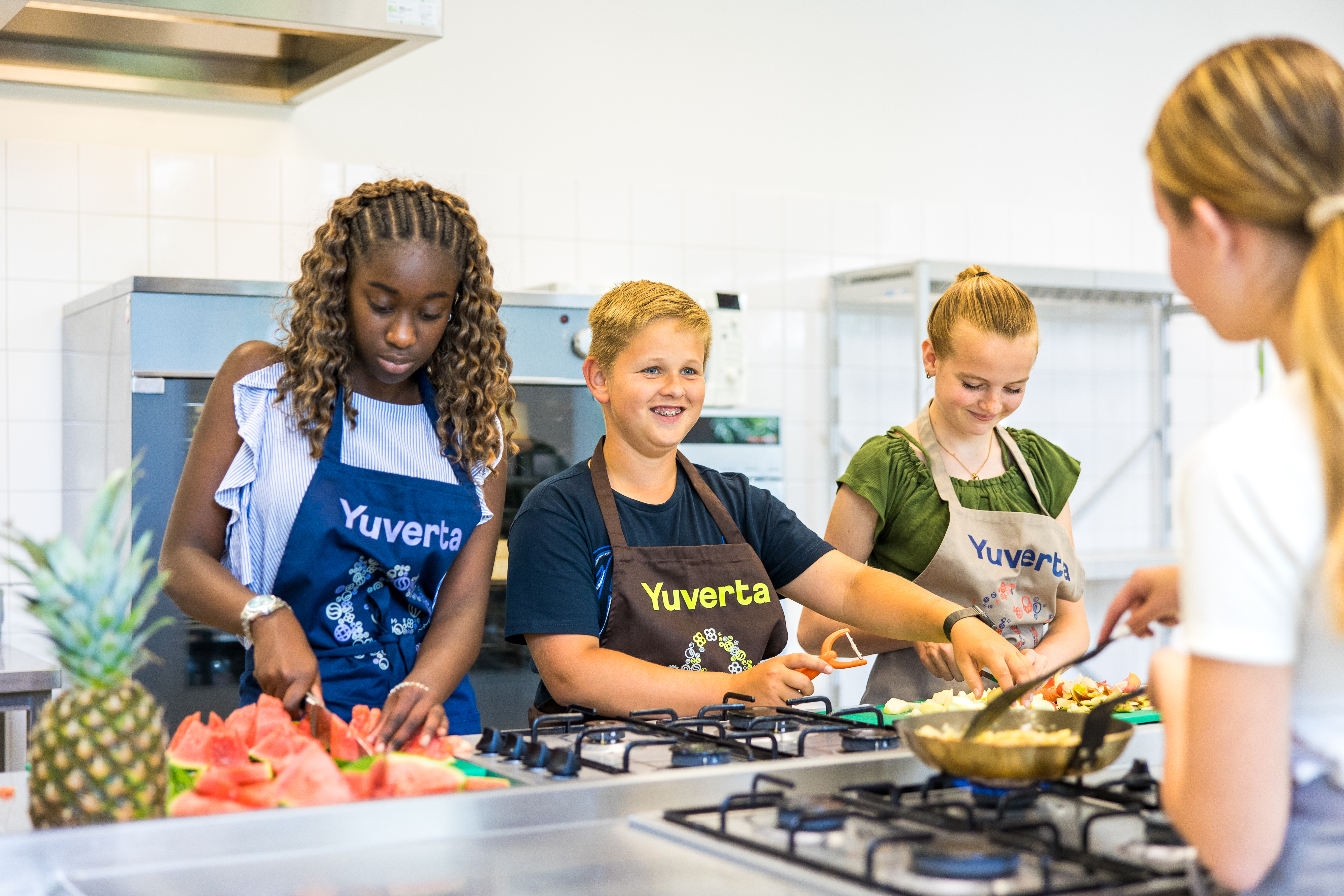 Meisje zittend op een bank voor kluisjes