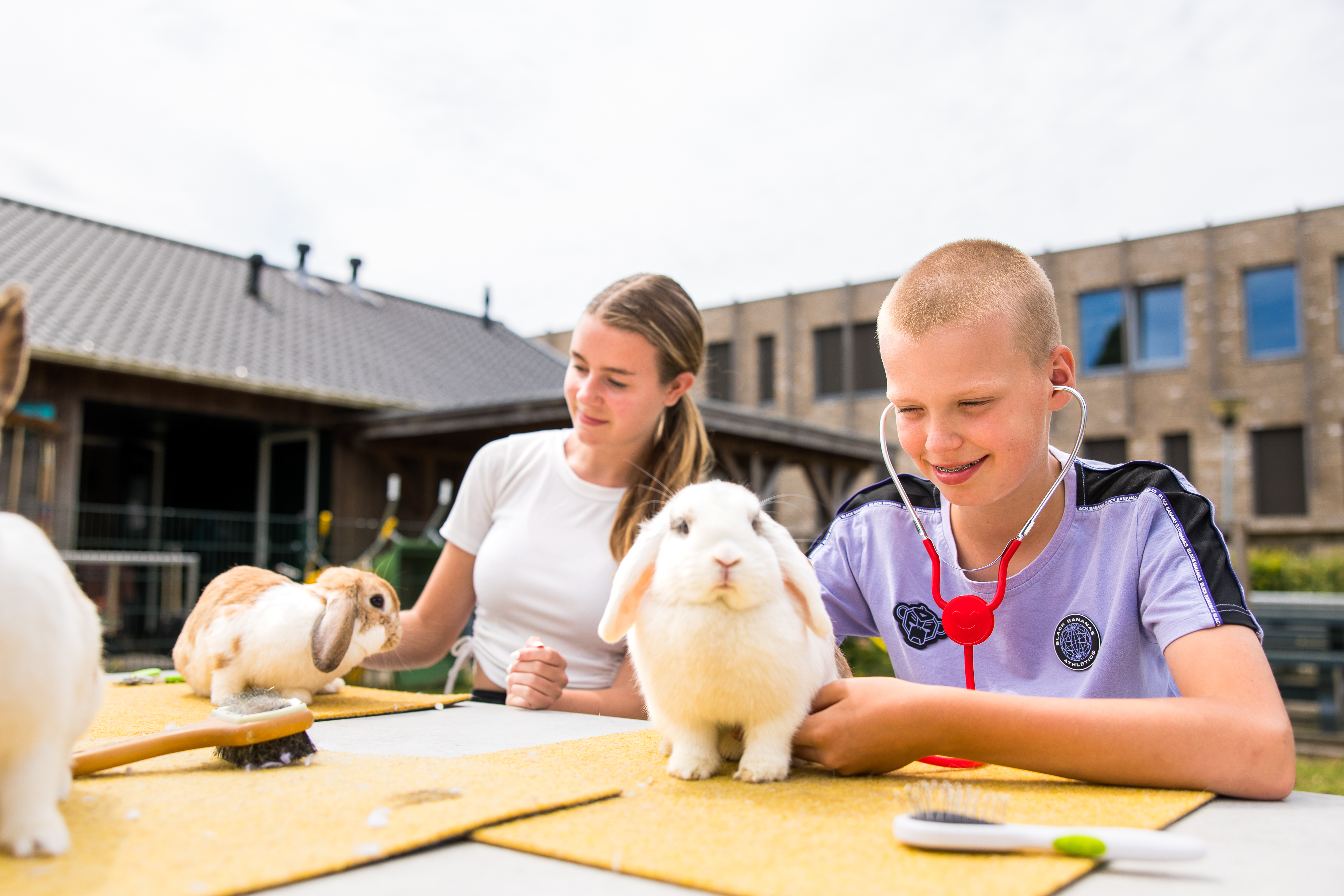 Meisje zittend op een bank voor kluisjes