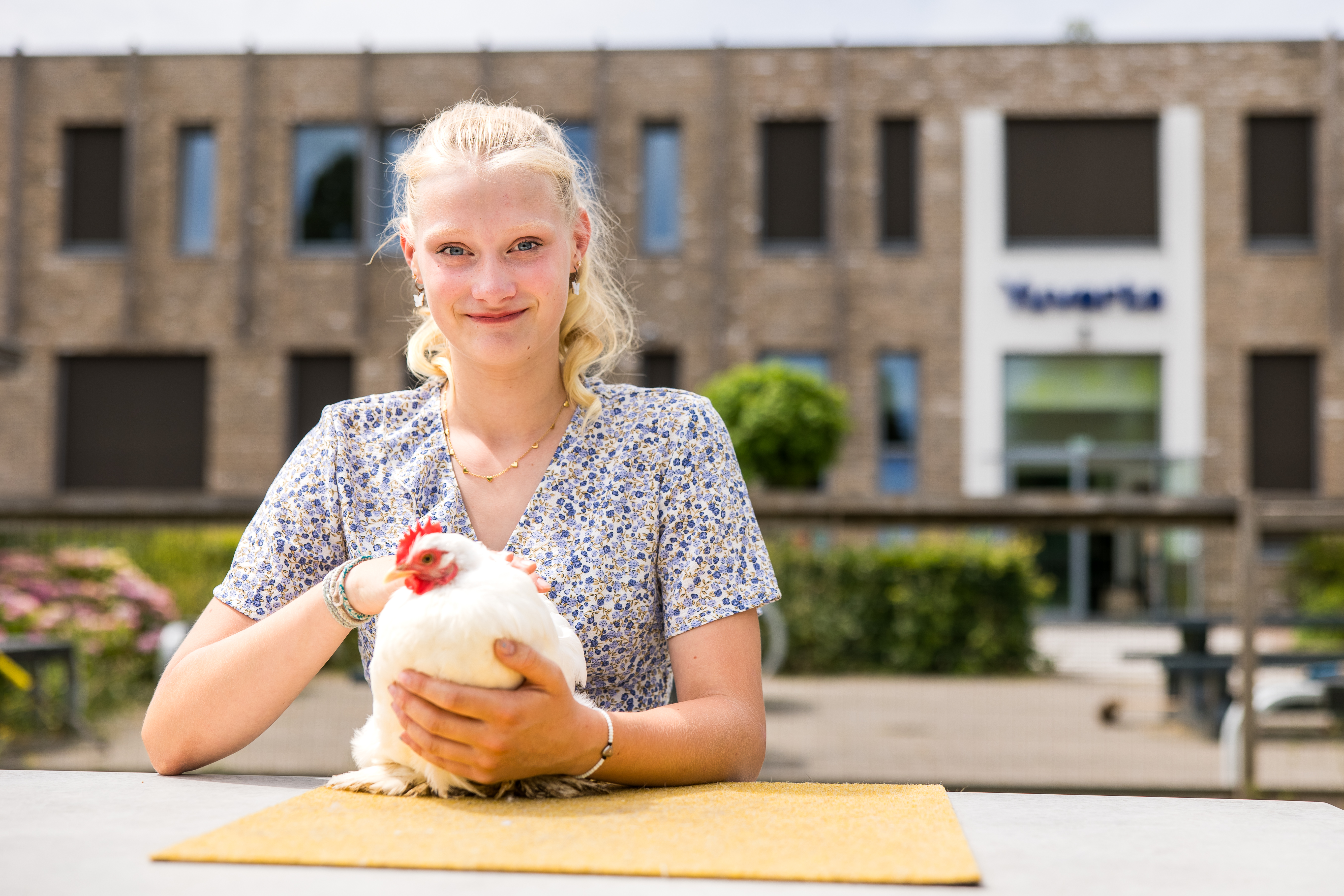 Meisje zittend op een bank voor kluisjes