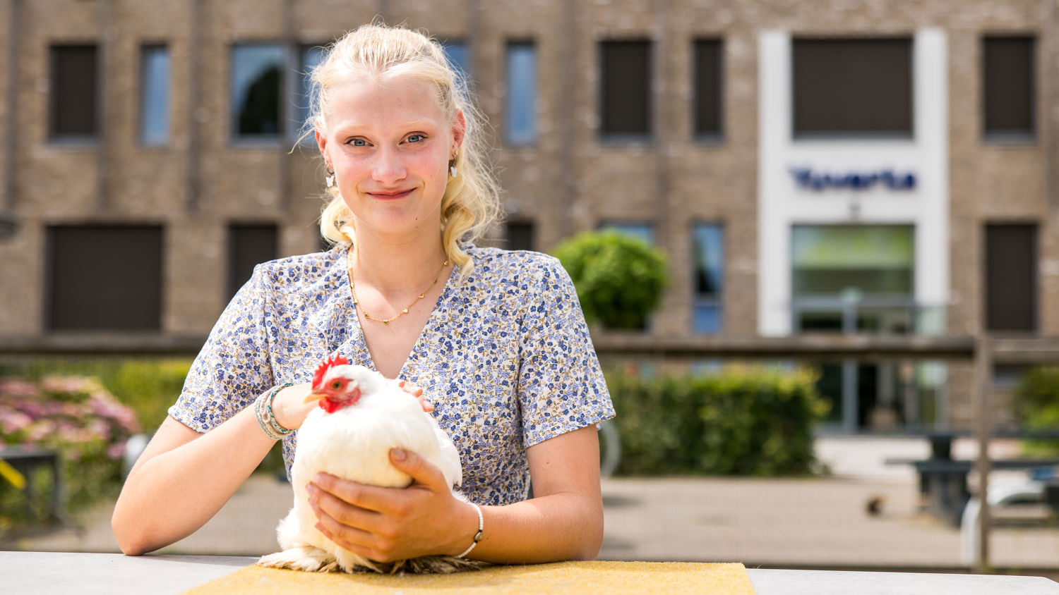 Meisje zittend op een bank voor kluisjes