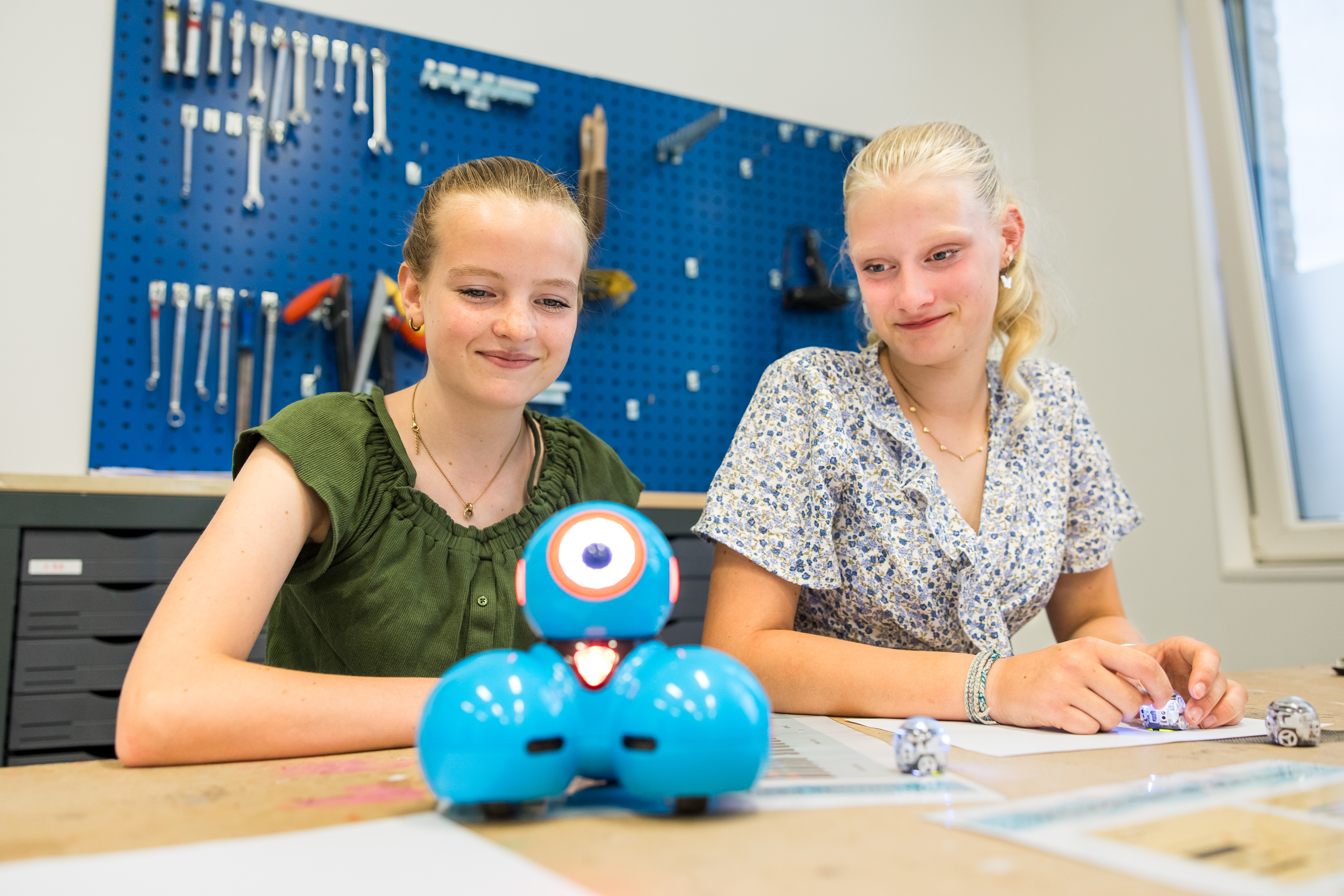 Meisje zittend op een bank voor kluisjes