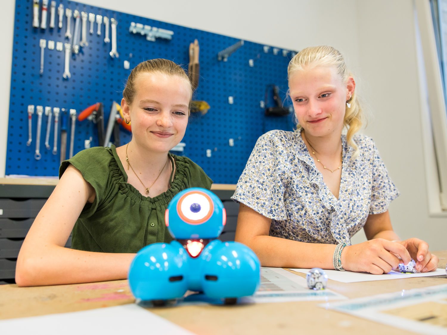 Meisje zittend op een bank voor kluisjes