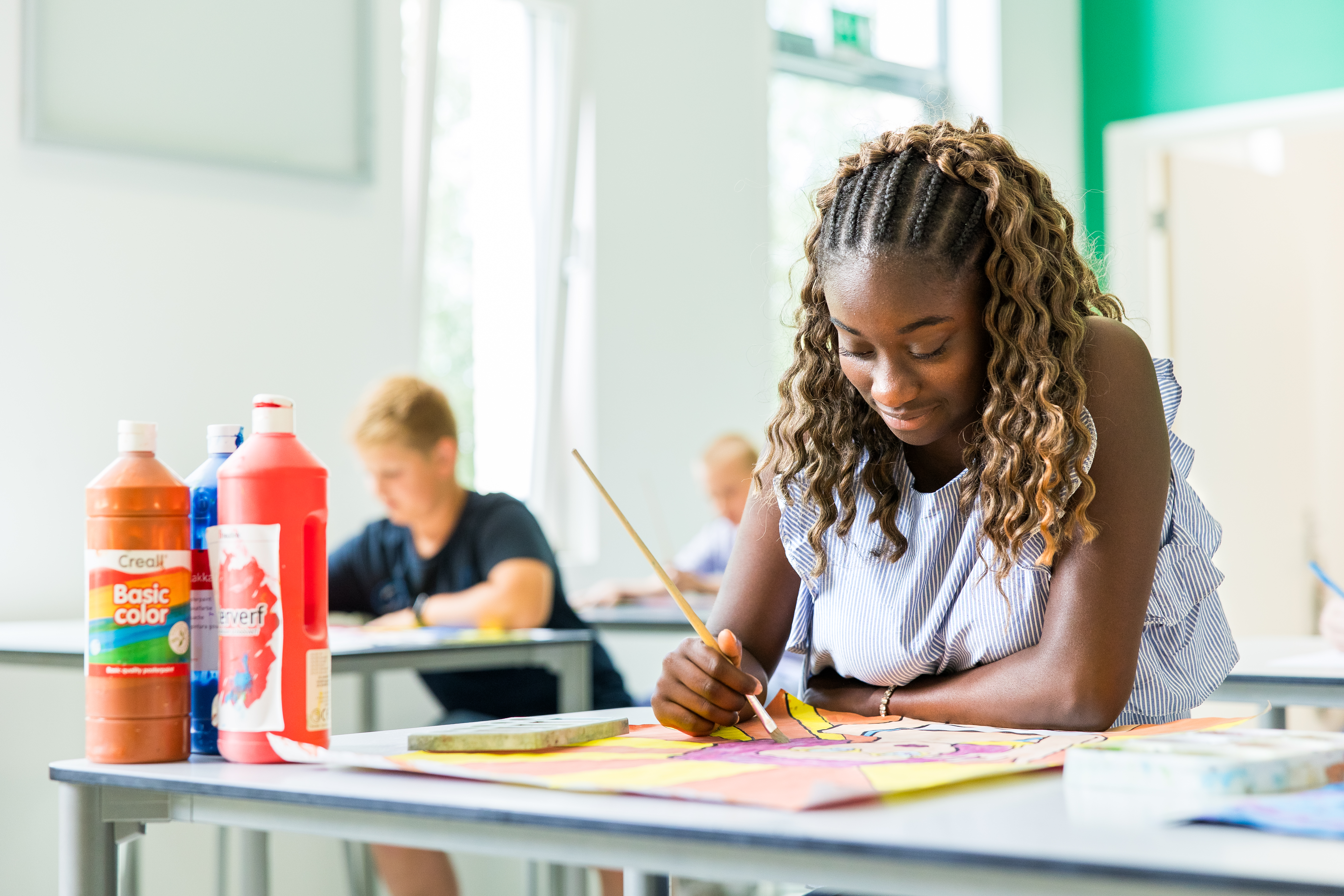 Meisje zittend op een bank voor kluisjes