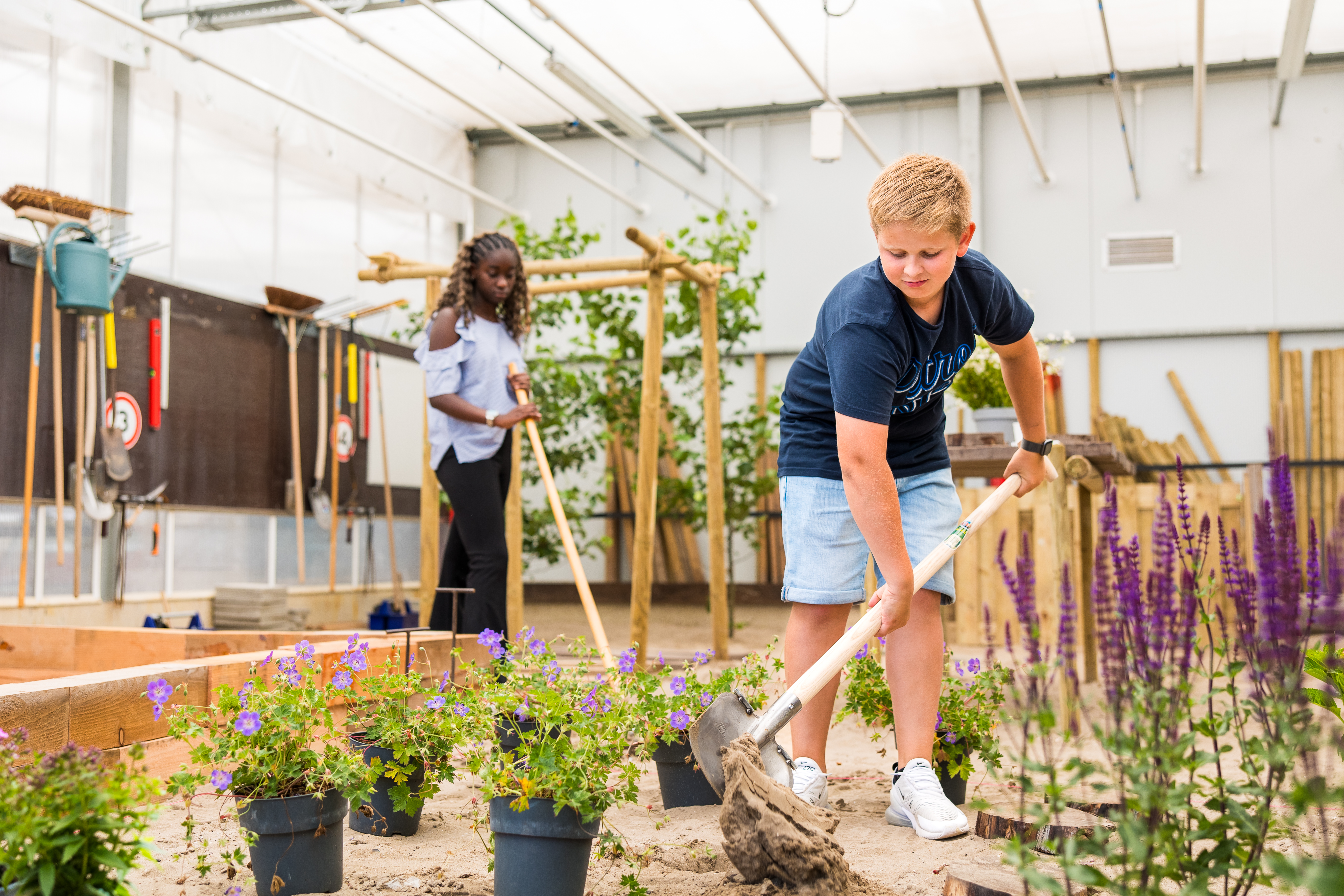 Meisje zittend op een bank voor kluisjes