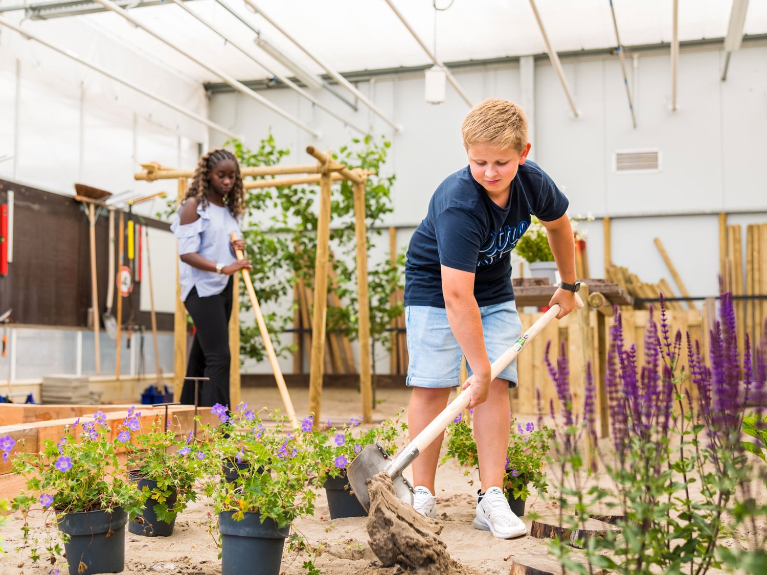 Drie dierenartsen met een hond
