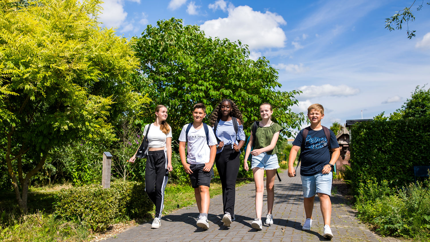 Meisje zittend op een bank voor kluisjes