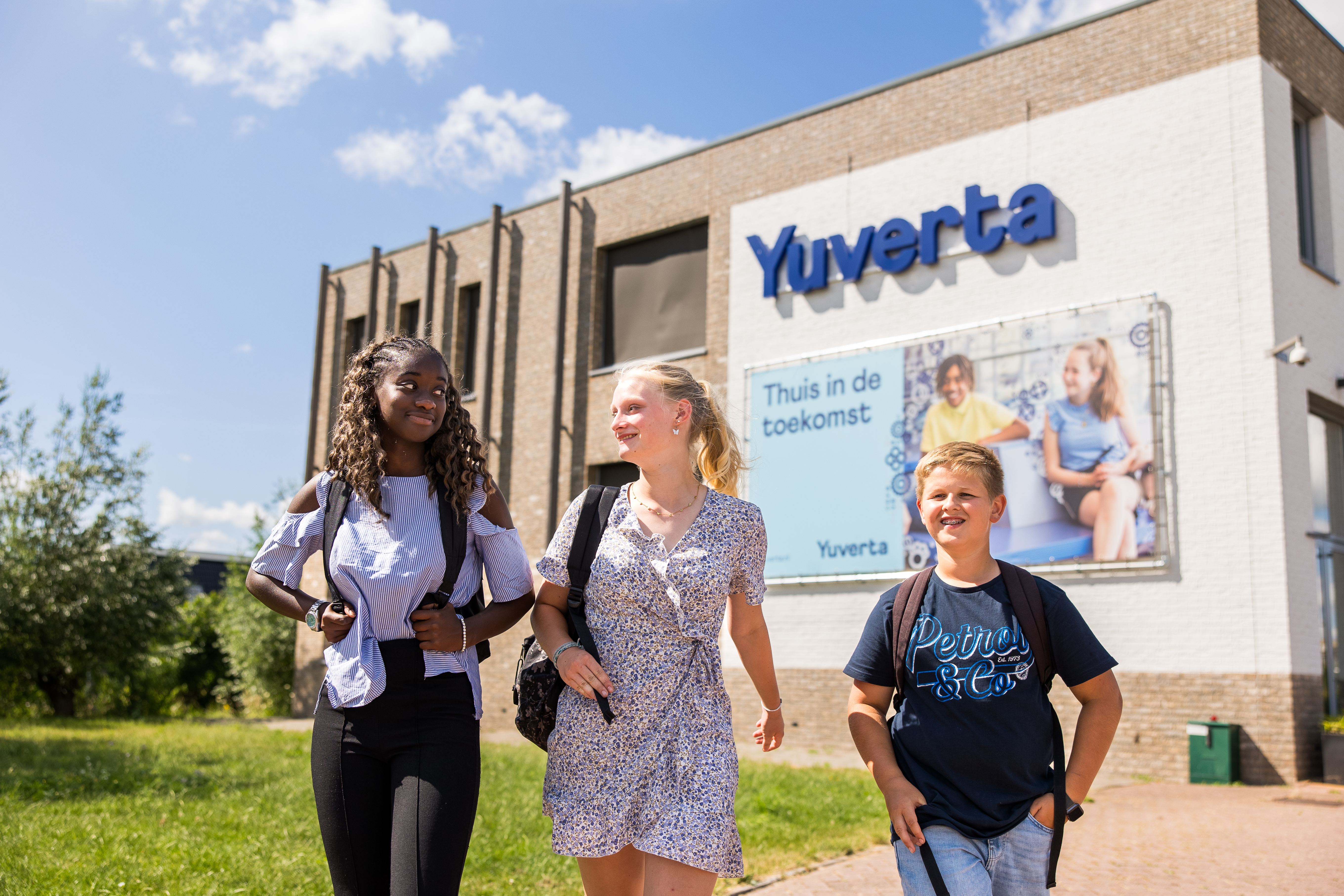 Meisje zittend op een bank voor kluisjes