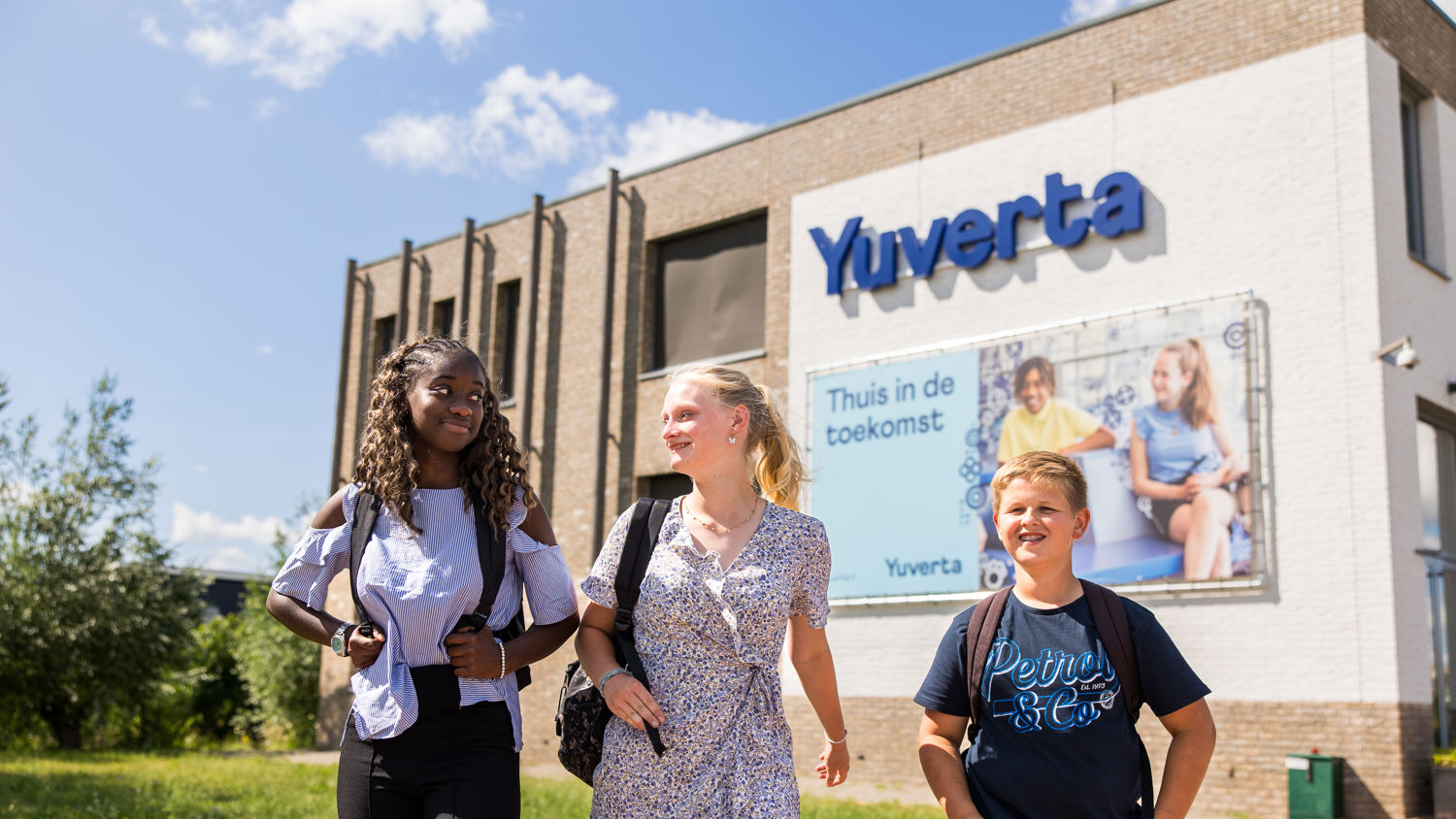 Meisje zittend op een bank voor kluisjes
