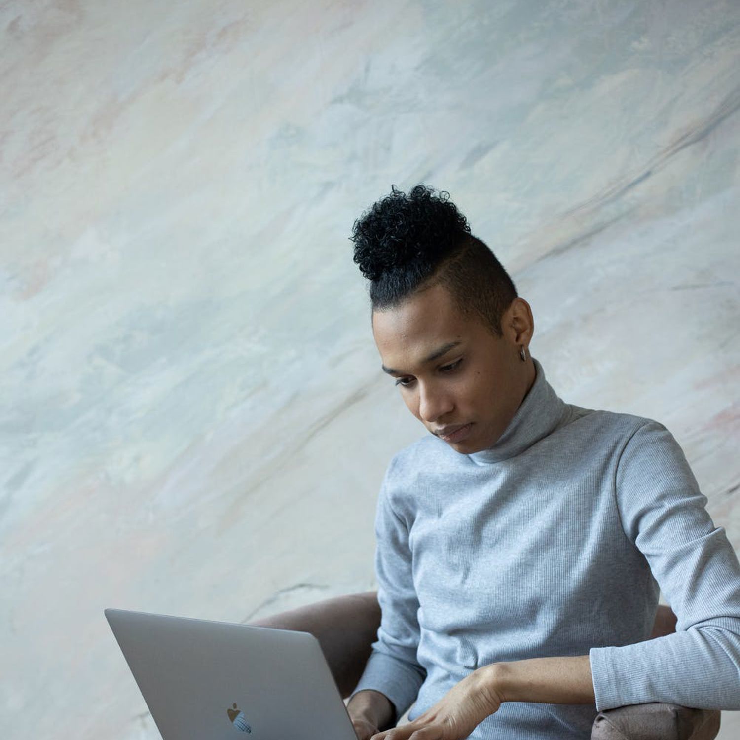 Meisje zittend op een bank voor kluisjes