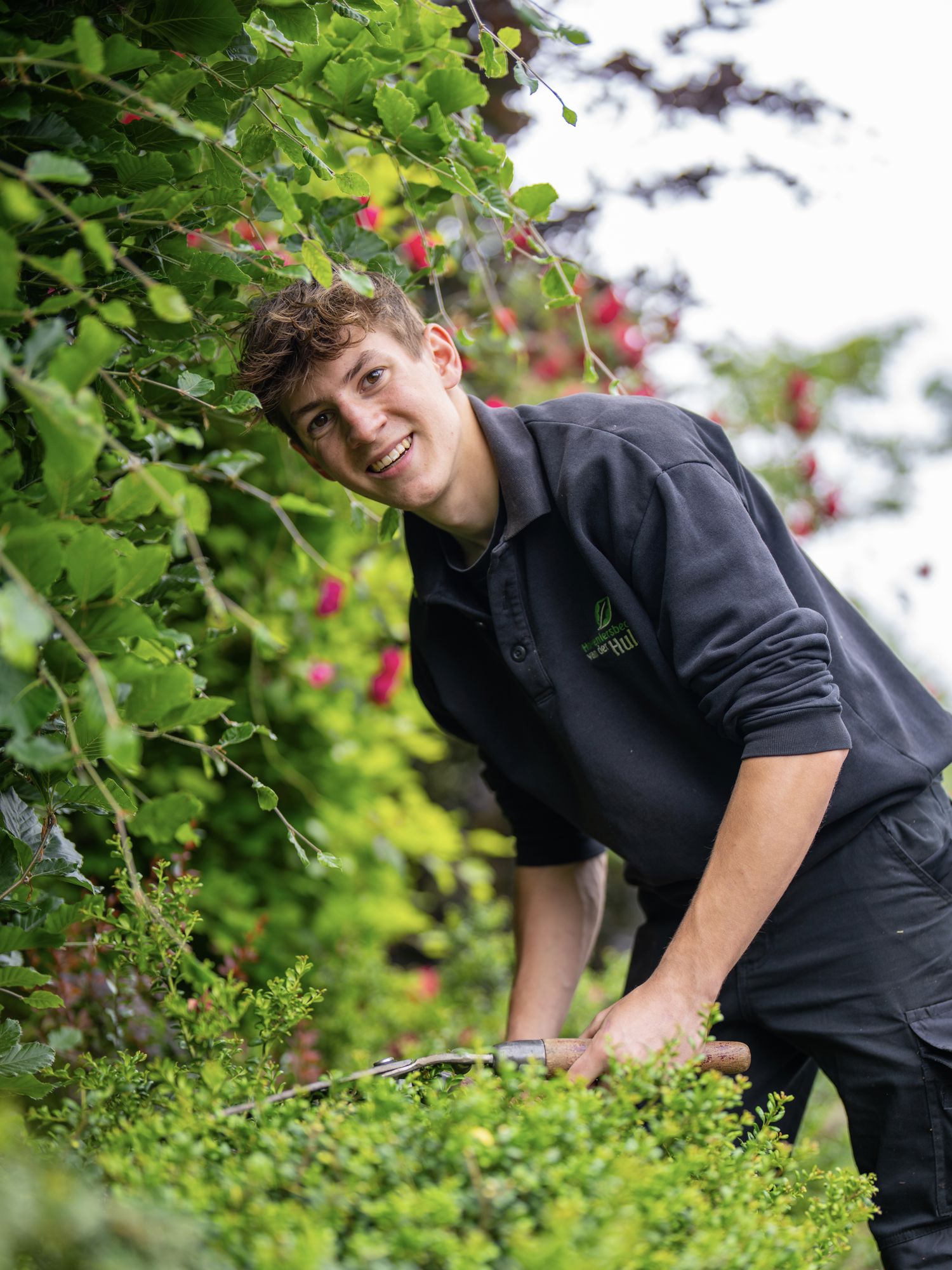 Docent van Yuverta vmbo Eindhoven neemt een vlog op met zijn eigen telefoon