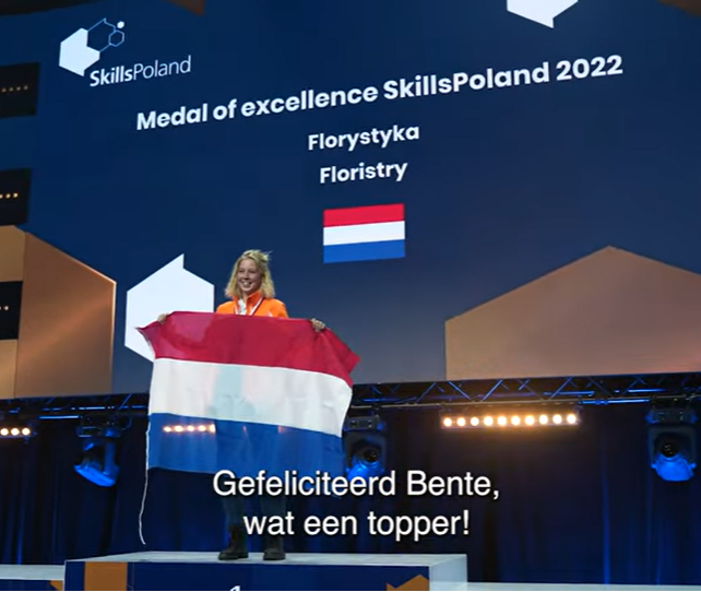 Mbo-studenten op het podium tijdens Skills The Finals 2025