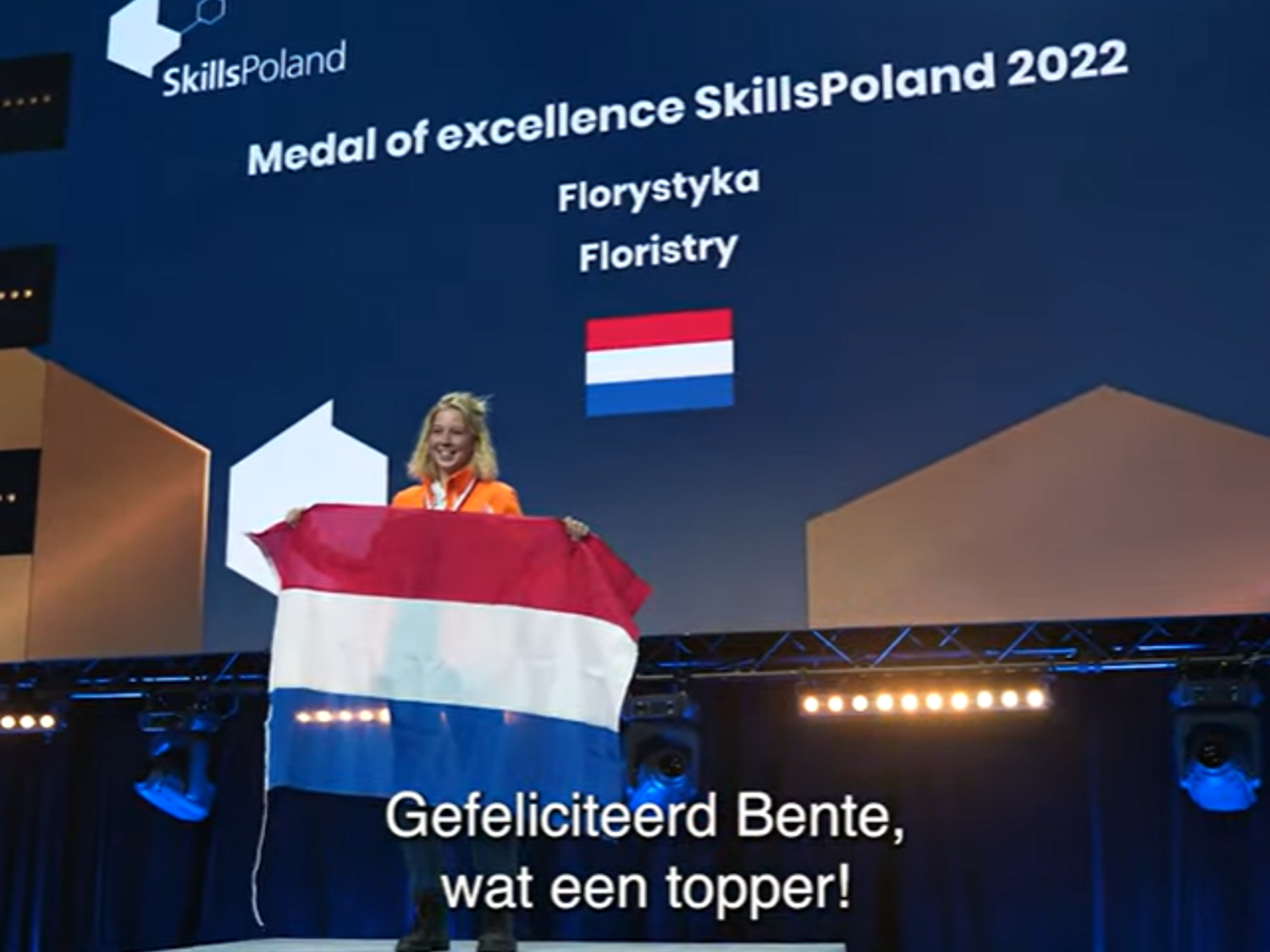 Leerling lachend voor een boekenkast