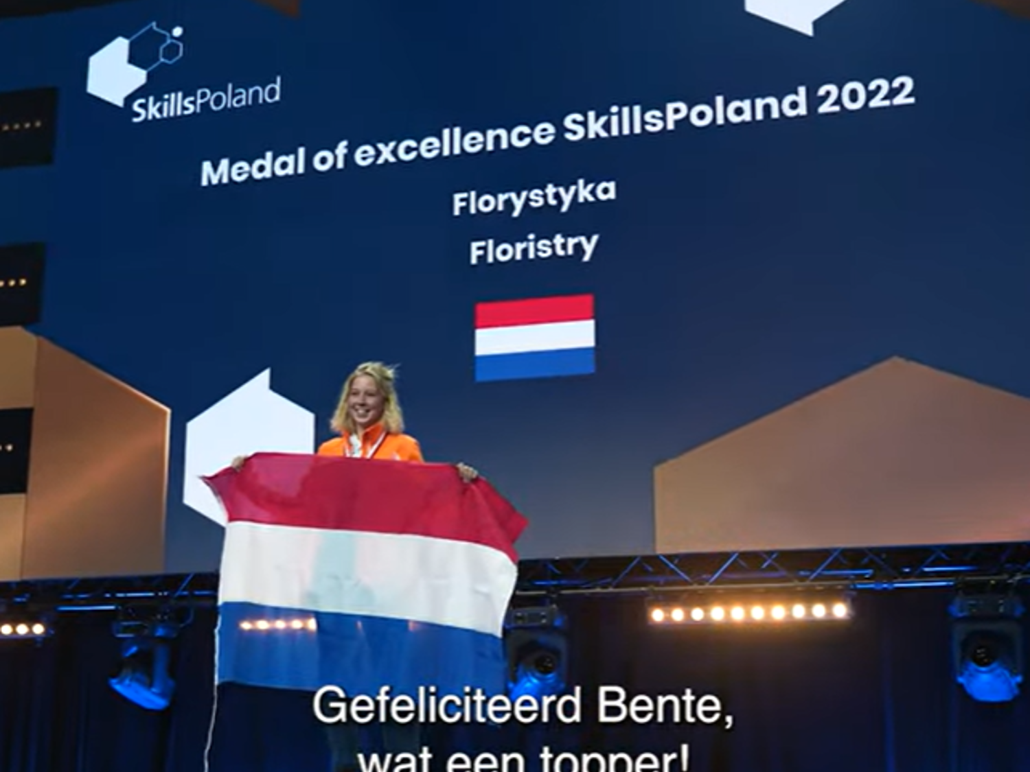 Docent van Yuverta vmbo Eindhoven neemt een vlog op met zijn eigen telefoon