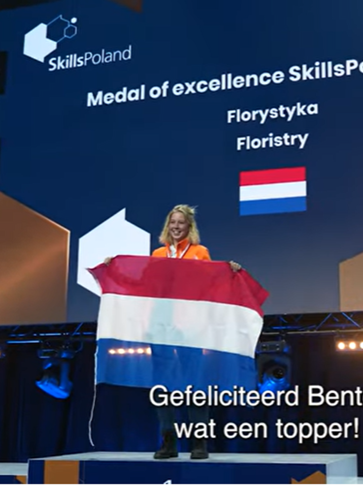 Een hovenier werkt aan een verticale tuin