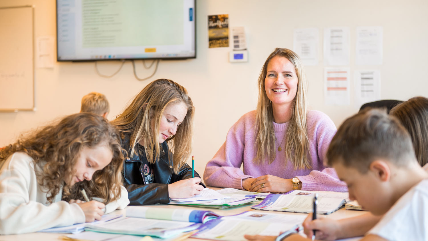 Meisje zittend op een bank voor kluisjes