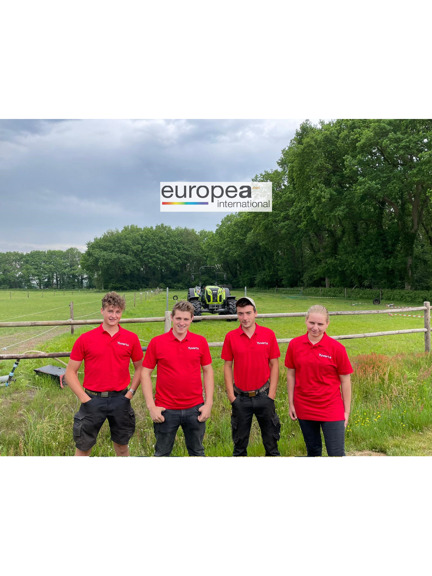 Meisje zittend op een bank voor kluisjes