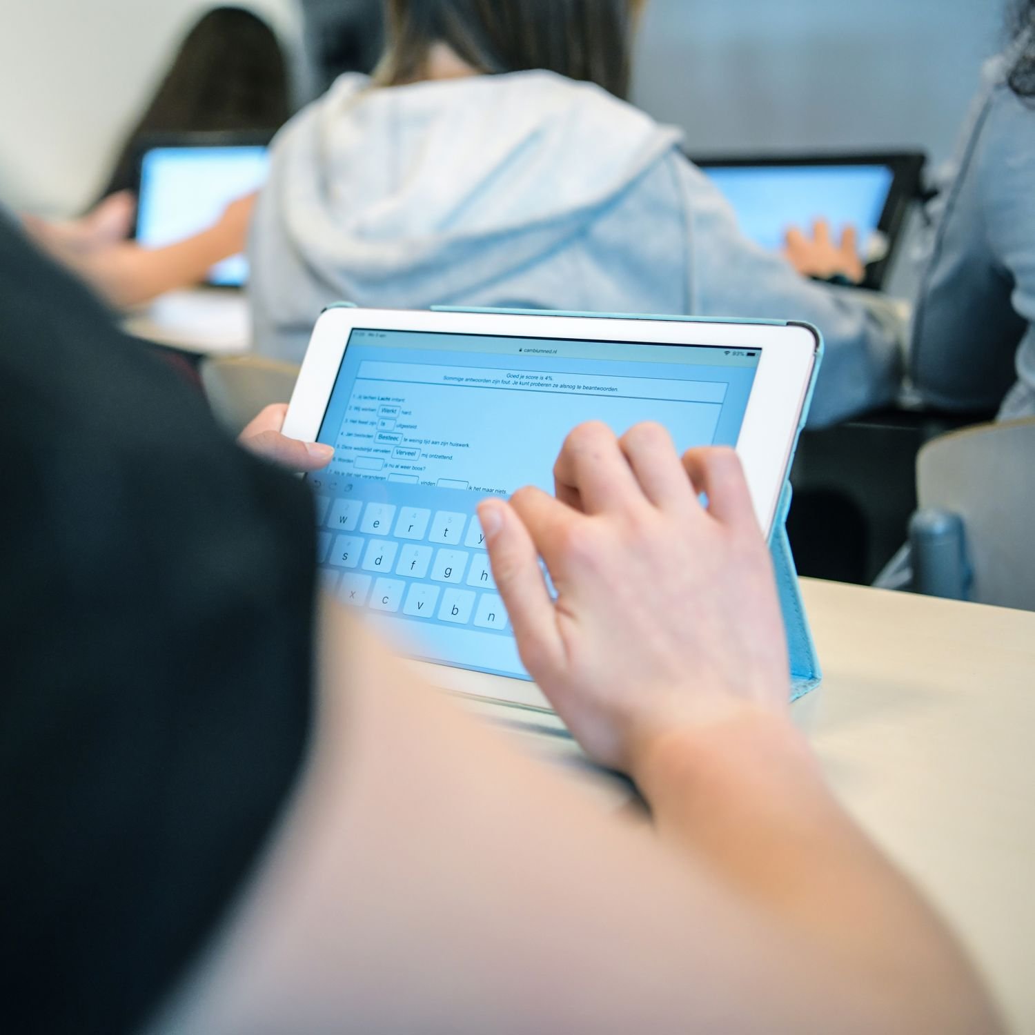 Meisje zittend op een bank voor kluisjes