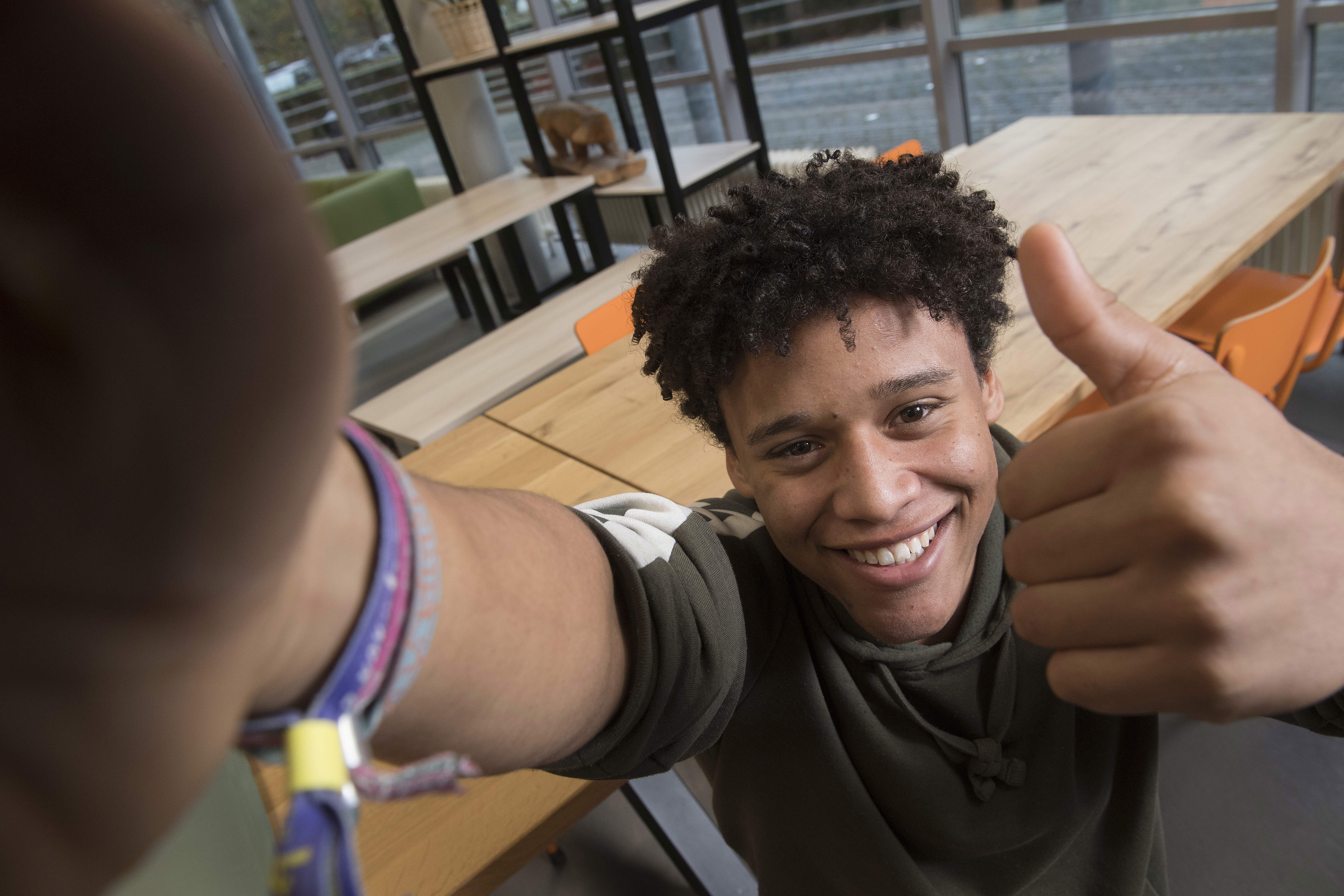 Meisje zittend op een bank voor kluisjes