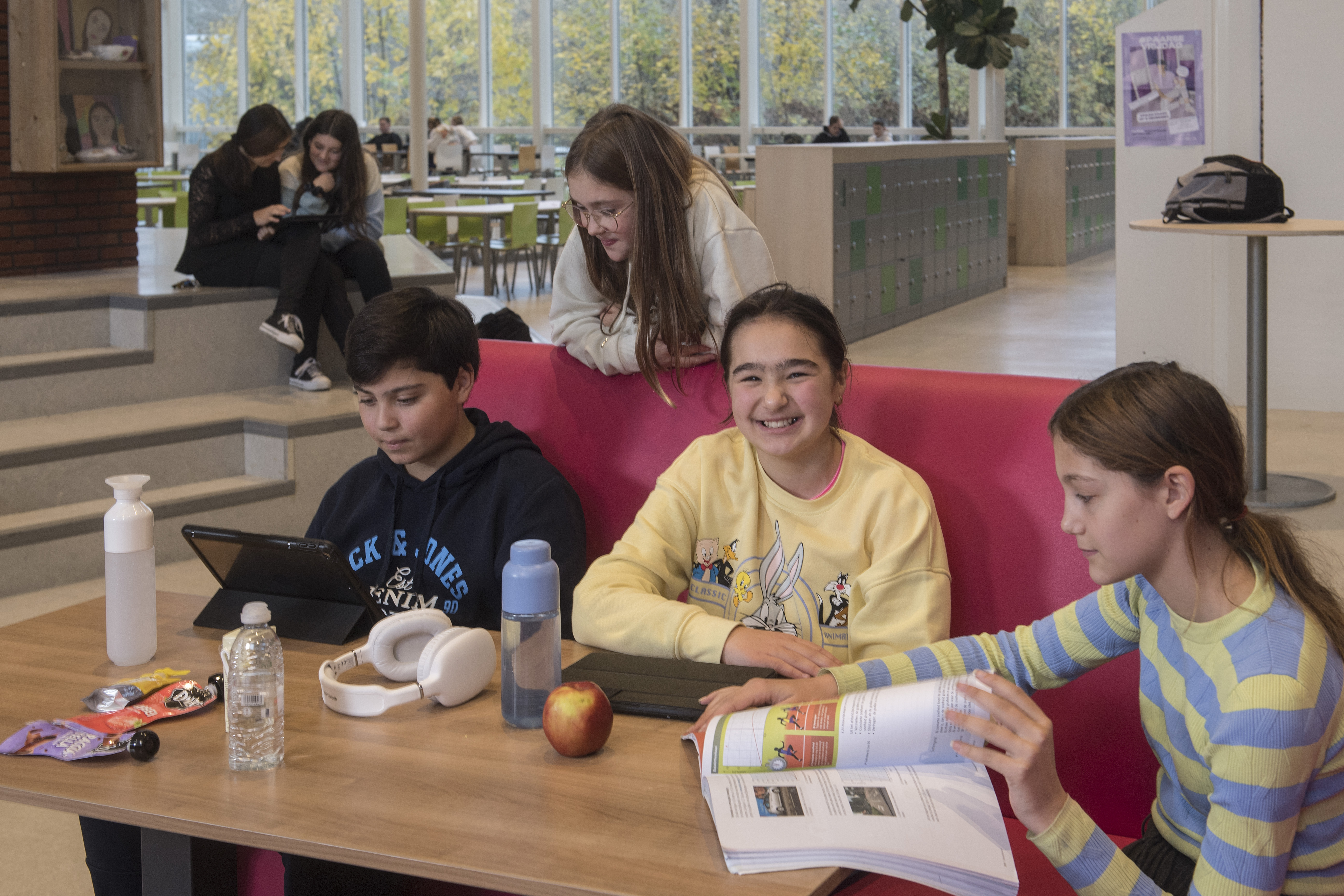 Docent leidt groep lachende studenten in klaslokaal