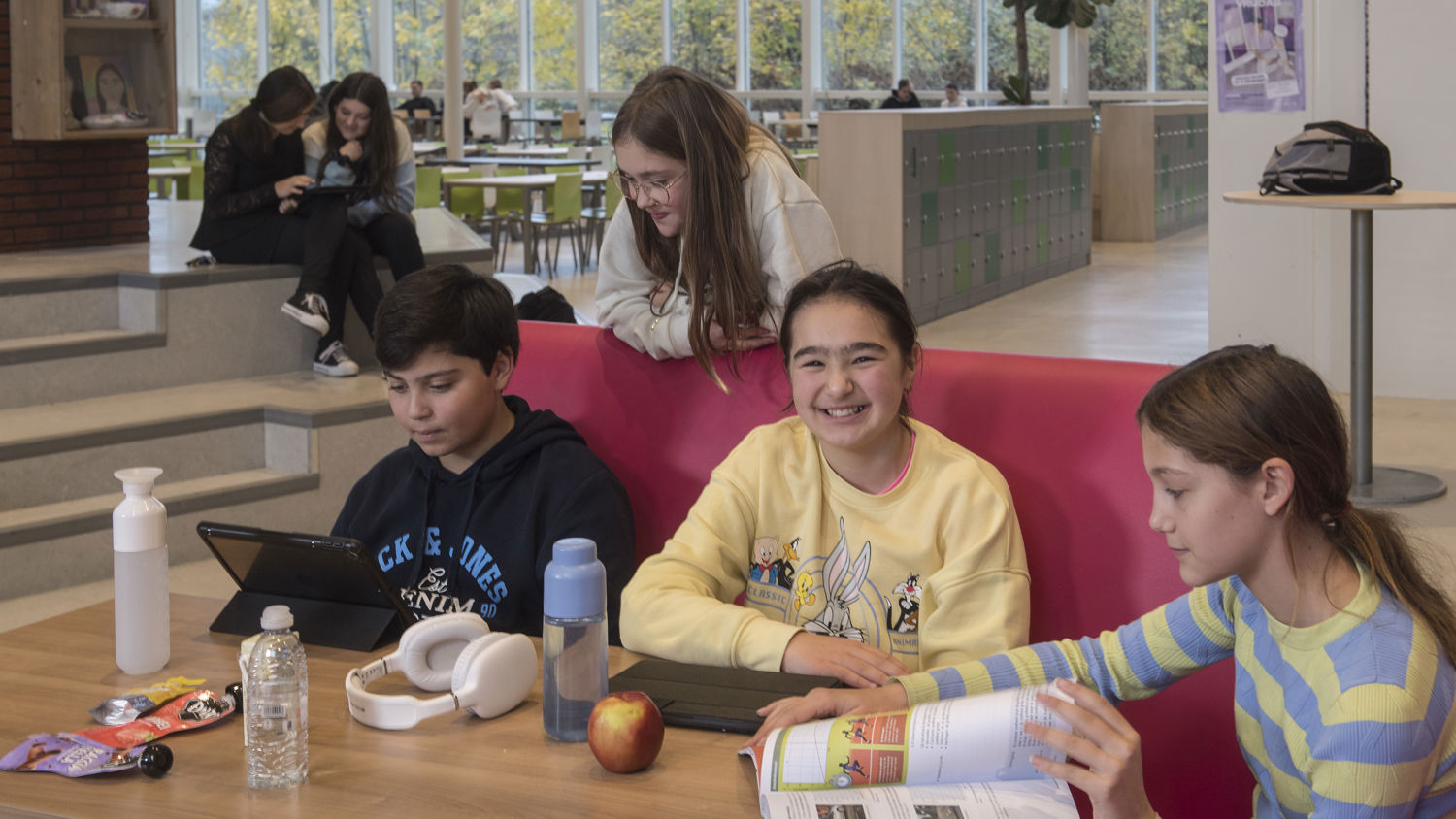 Meisje zittend op een bank voor kluisjes