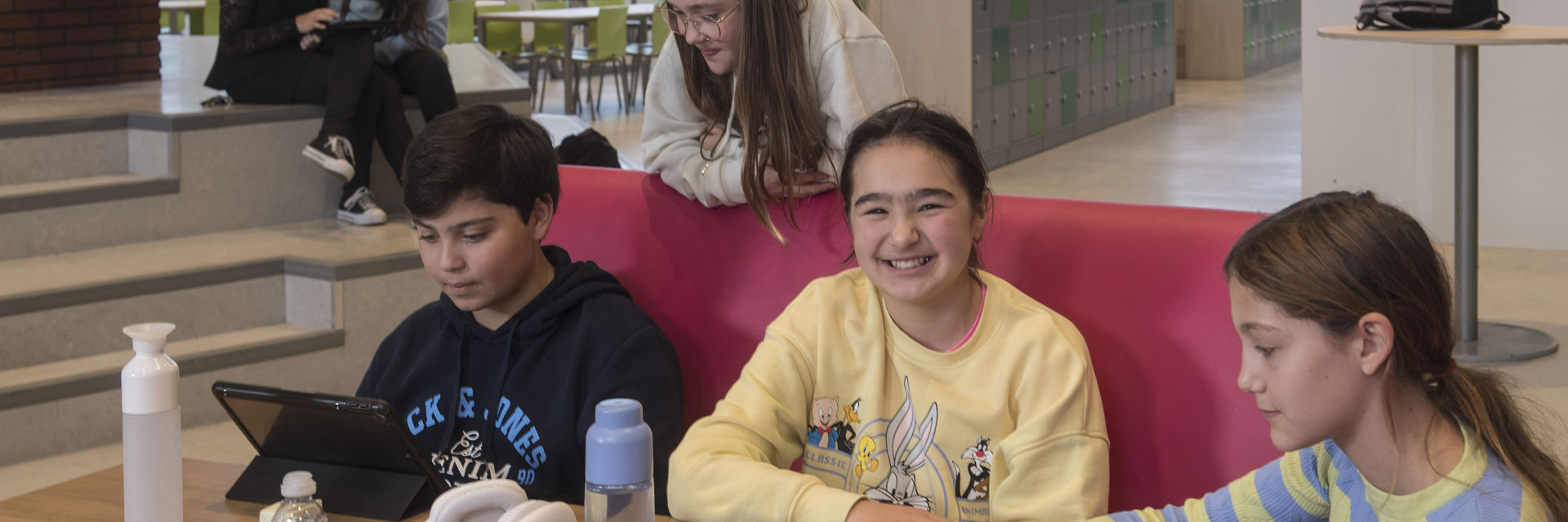 4 leerlingen werken samen aan tafel