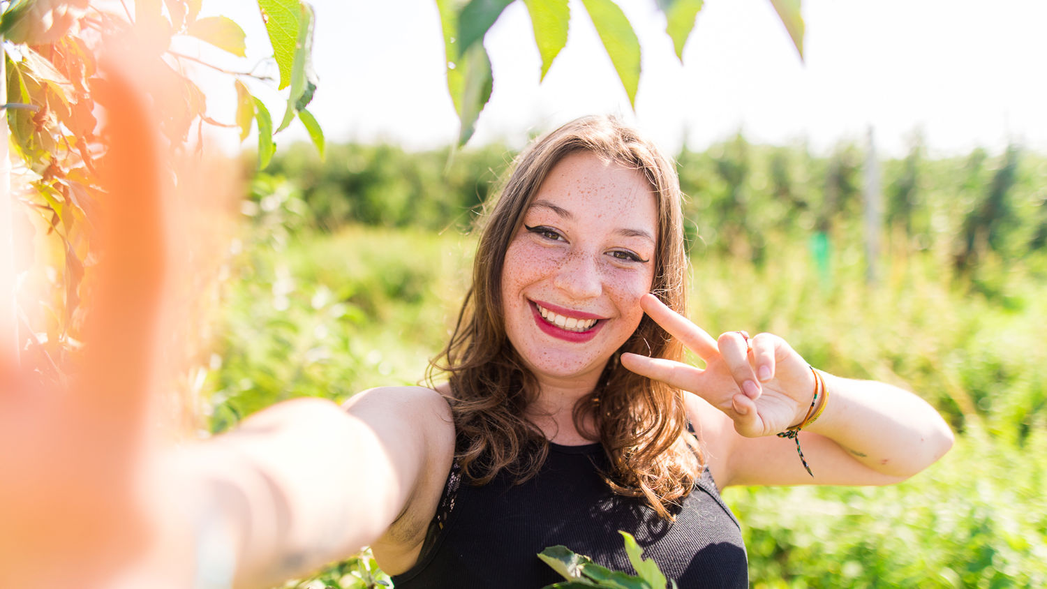 Een student rijdt lachend paard