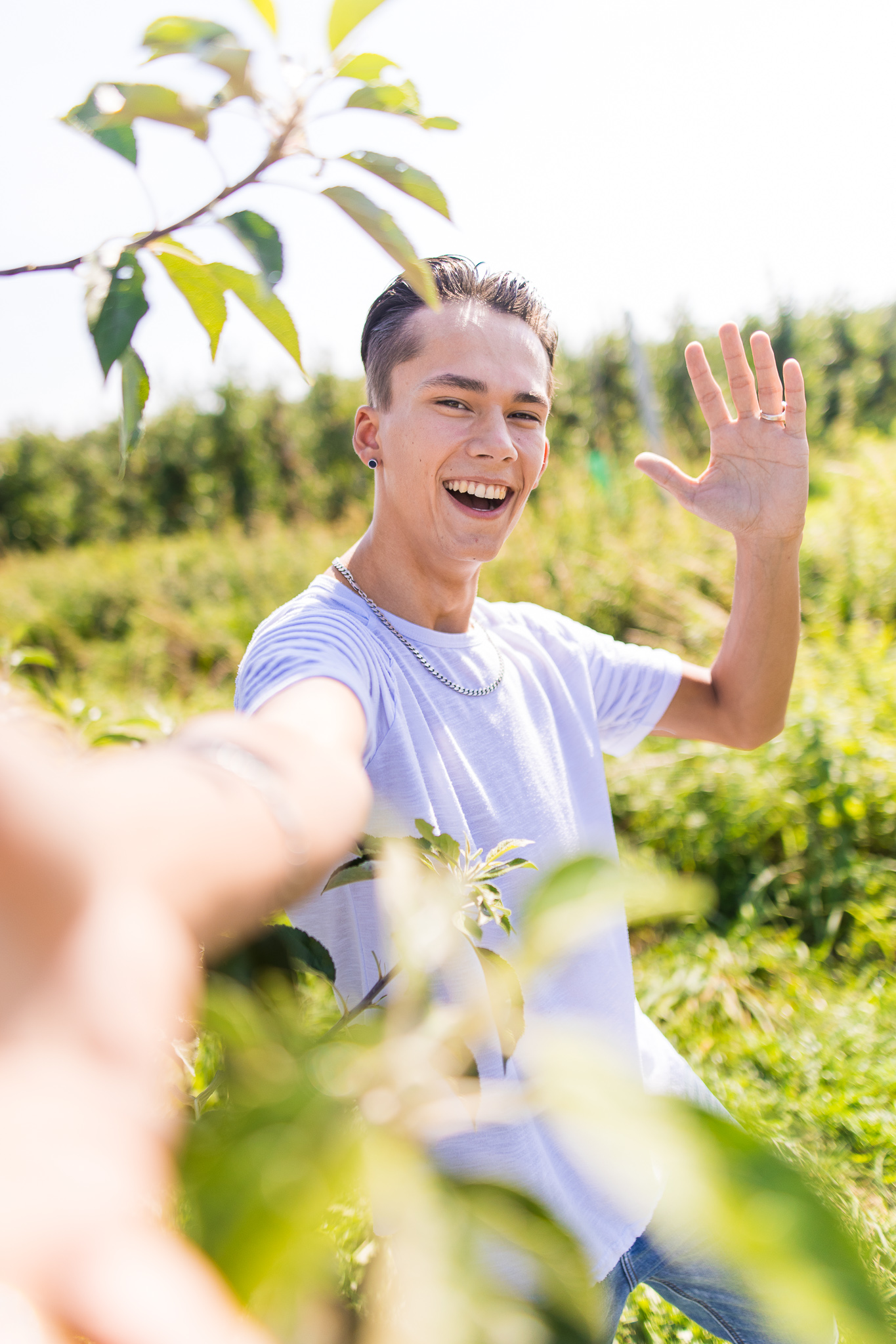 Docent leidt groep lachende studenten in klaslokaal