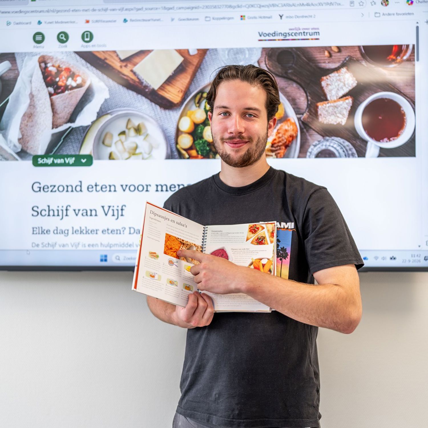 3 Studenten lopen samen buiten