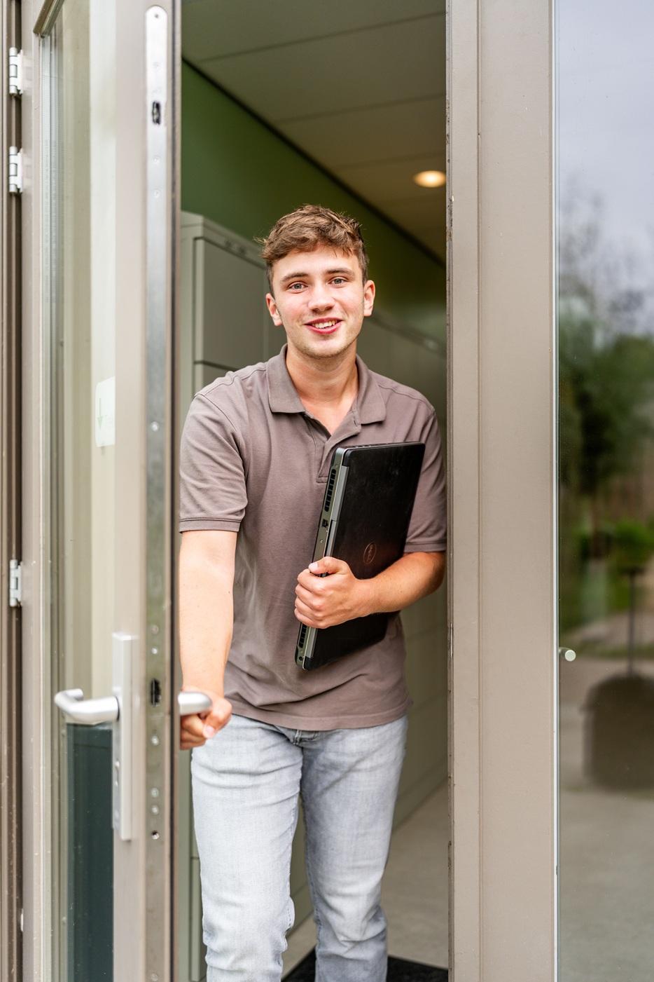3 Studenten lopen samen buiten