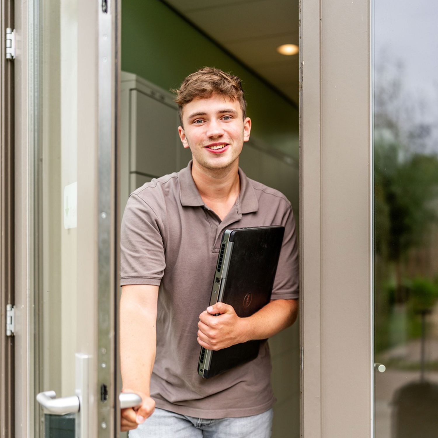 3 Studenten lopen samen buiten