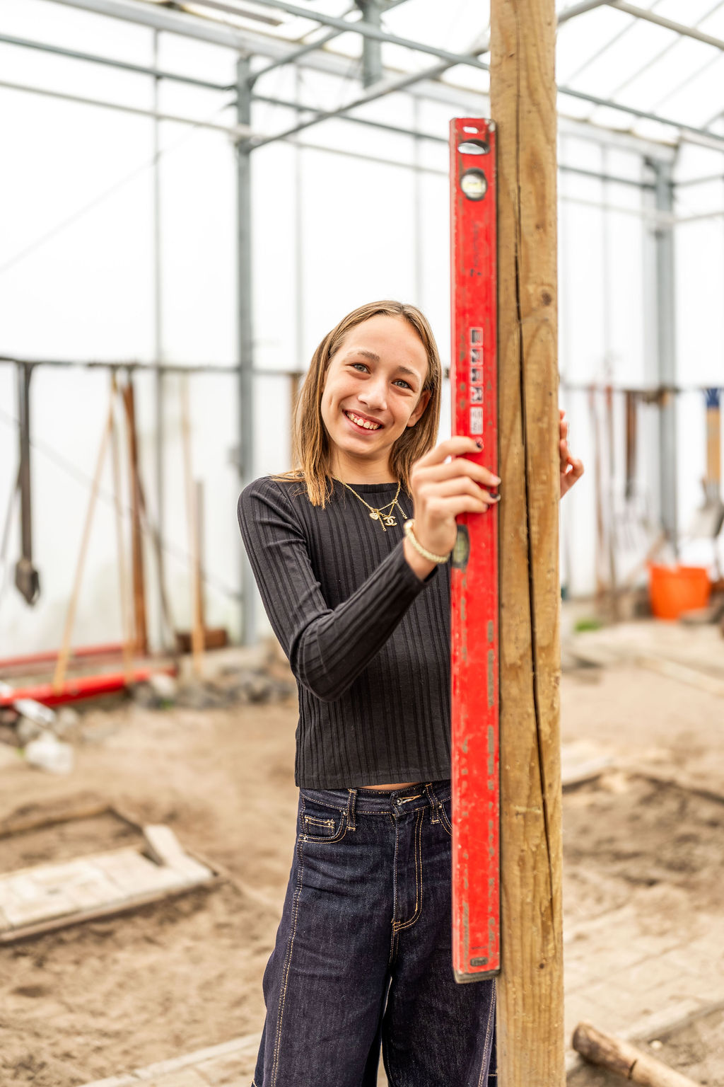 Meisje zittend op een bank voor kluisjes