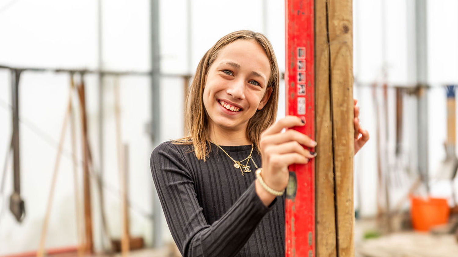 Meisje zittend op een bank voor kluisjes