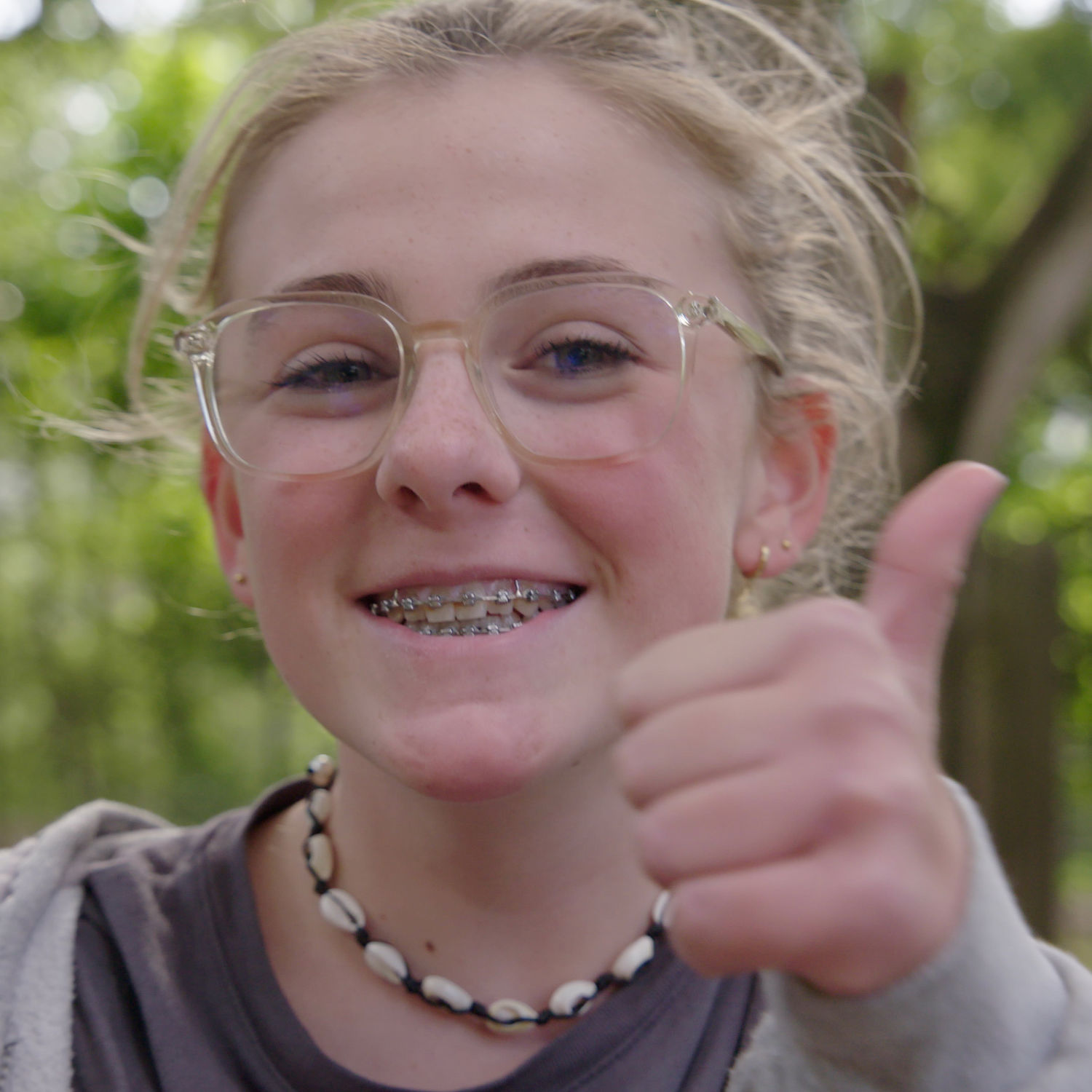 Docent leidt groep lachende studenten in klaslokaal