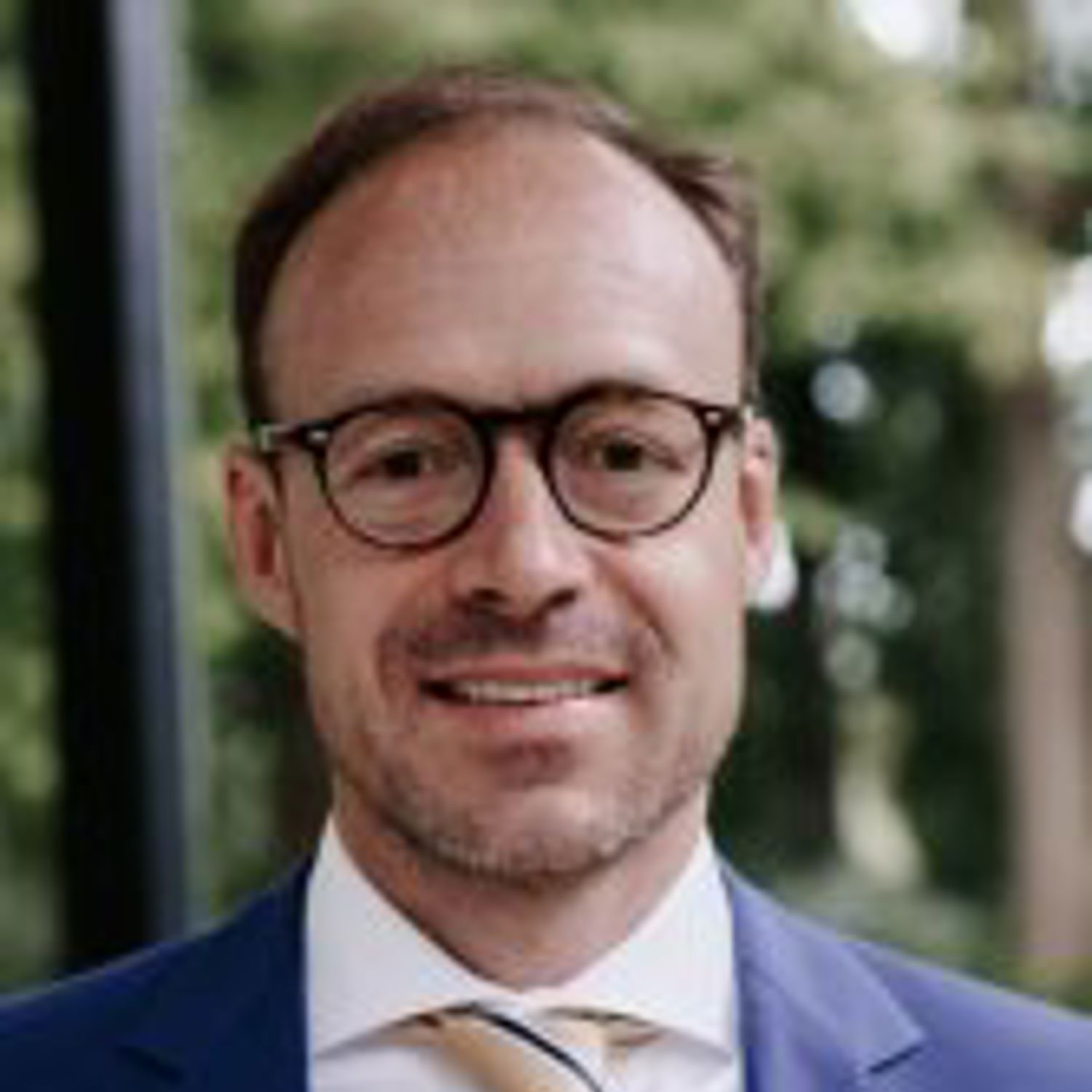 Meisje zittend op een bank voor kluisjes