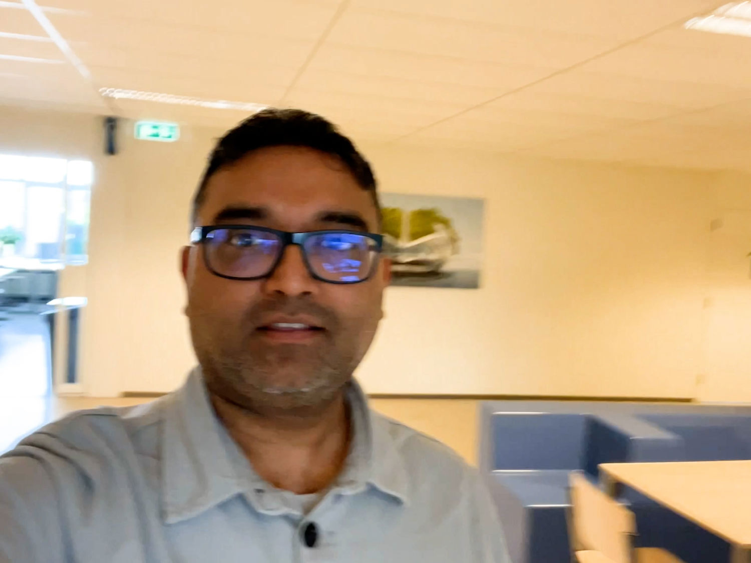 Leerling lachend voor een boekenkast