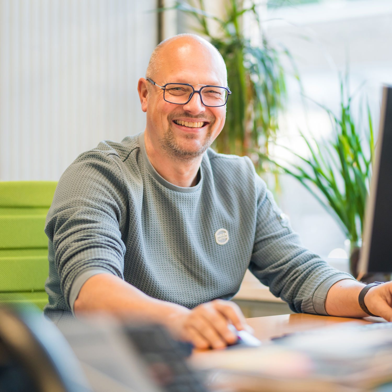 Meisje zittend op een bank voor kluisjes