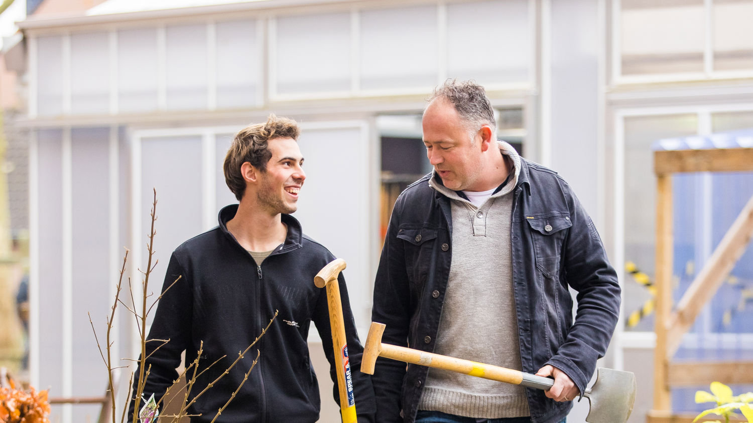 Meisje zittend op een bank voor kluisjes
