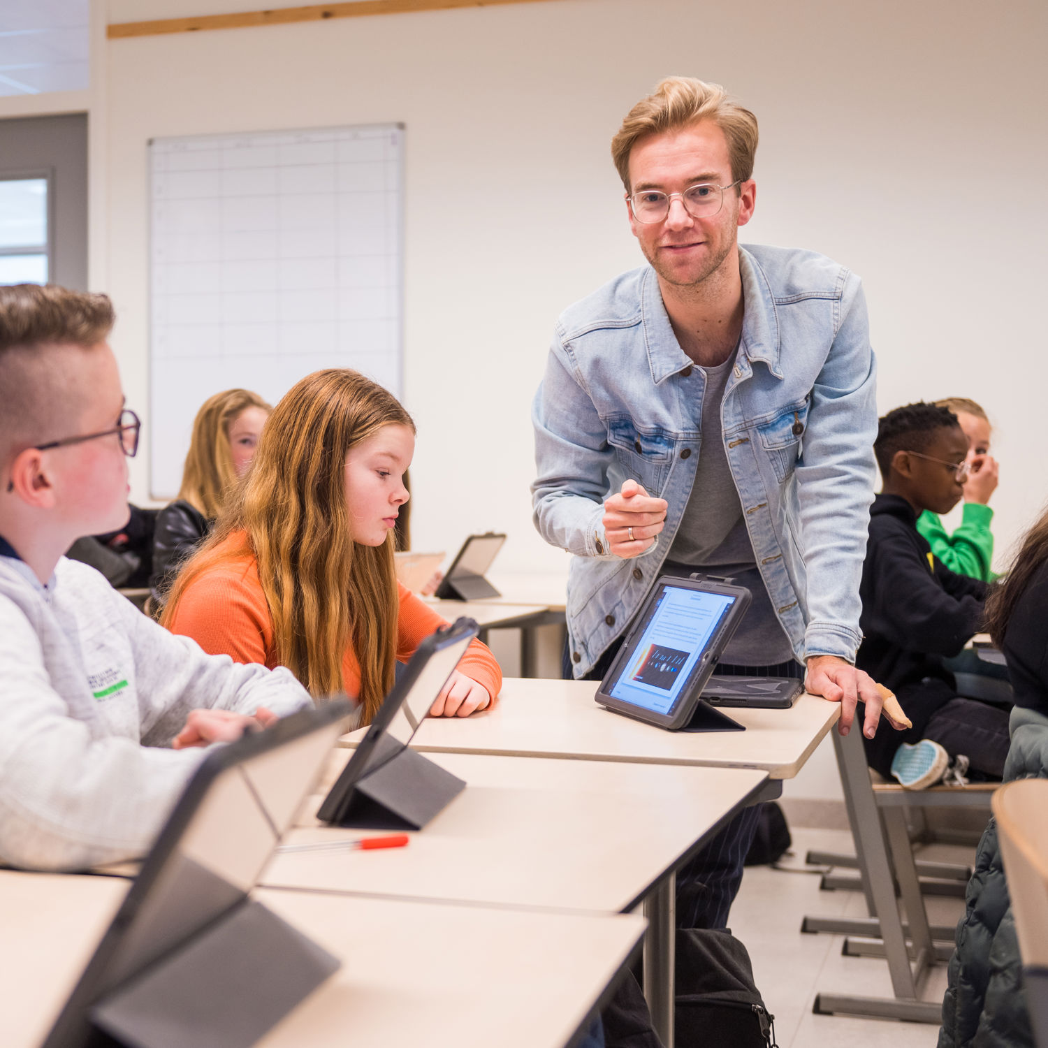 Meisje zittend op een bank voor kluisjes